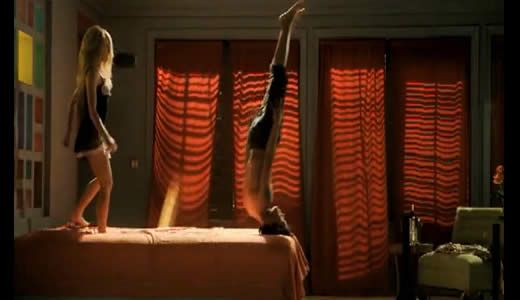 Shakira danseaza tot in pat, intr-un clip din 2010