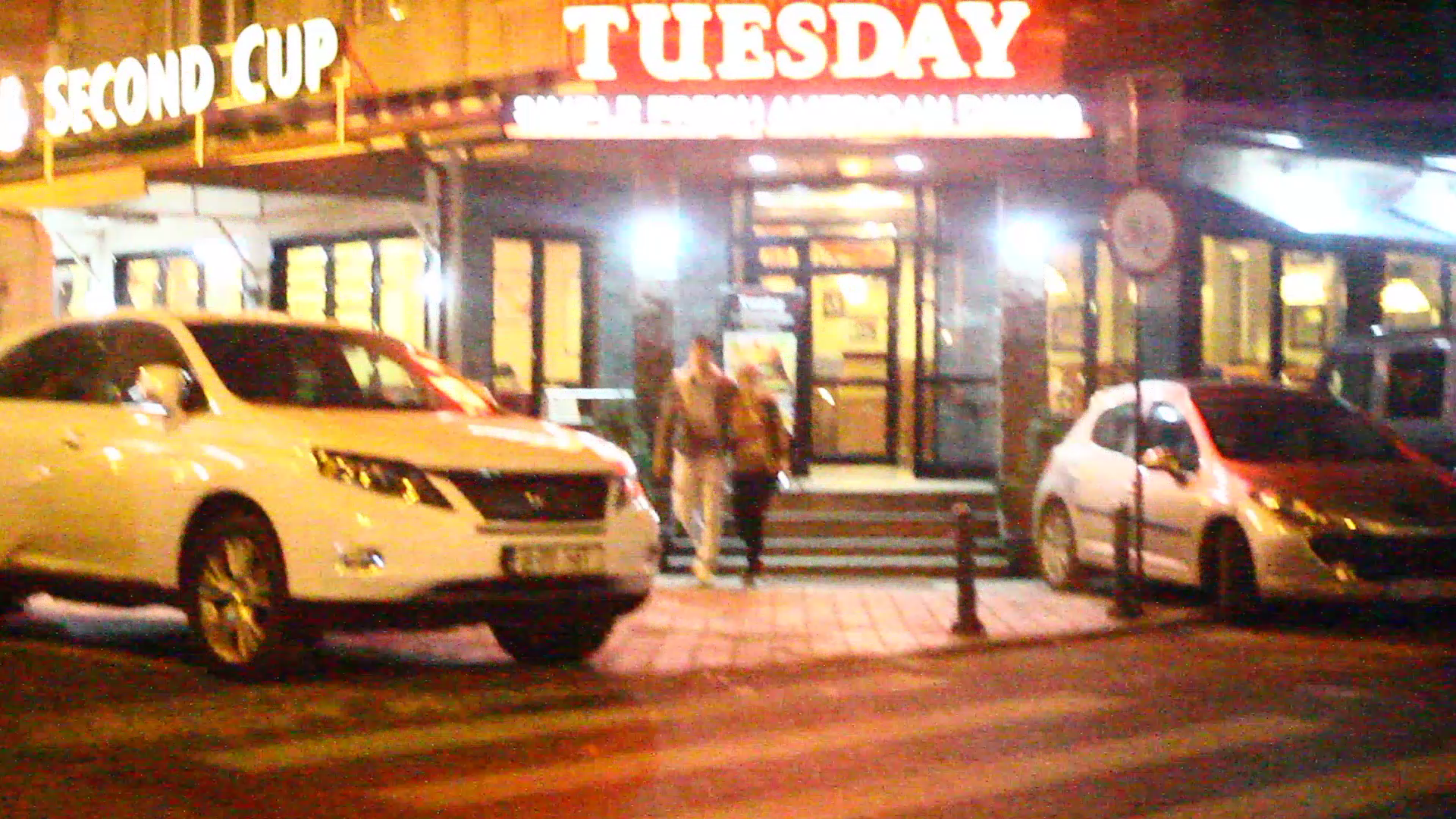 Cei doi ies imbratisati din restaurant