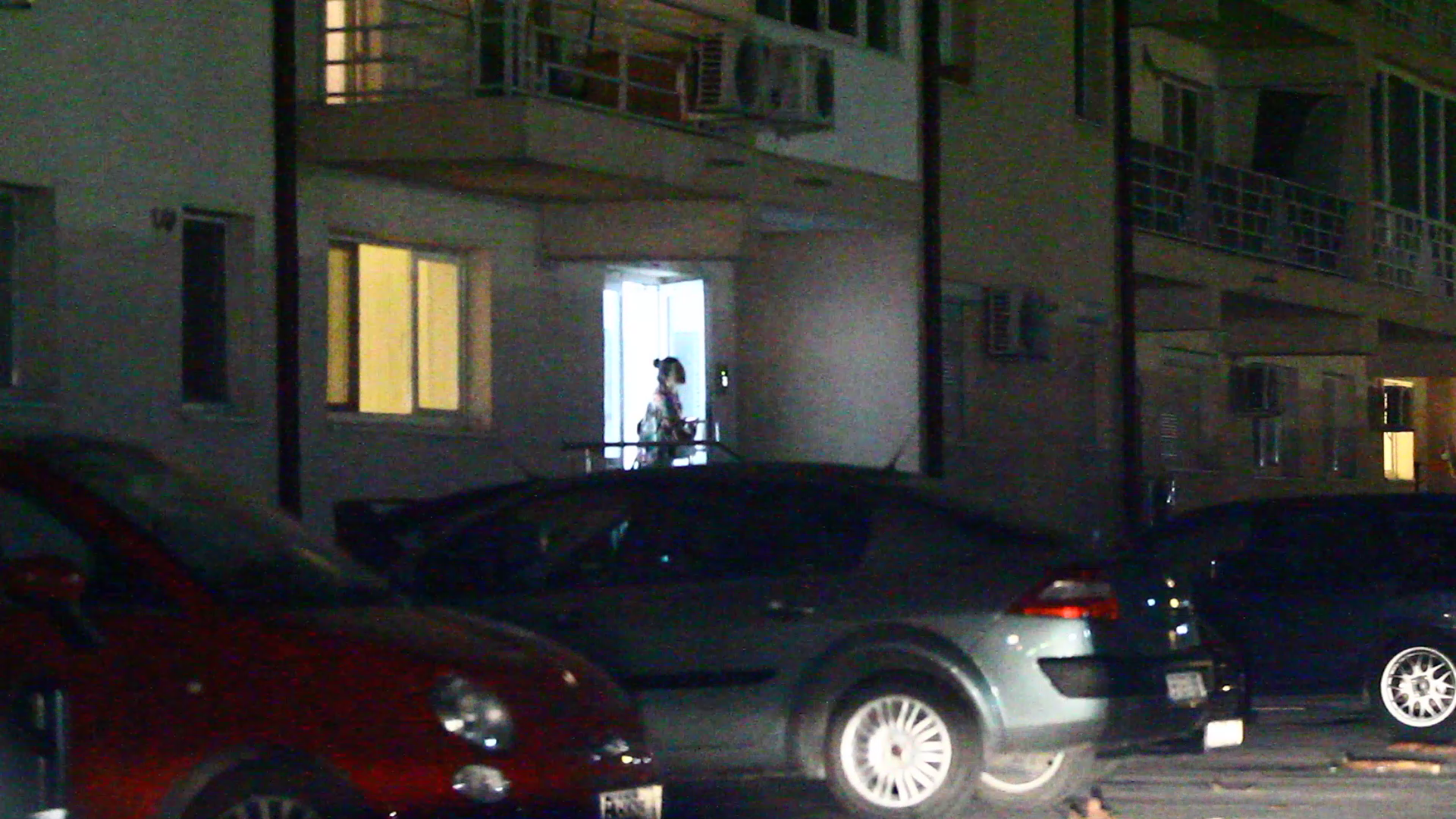 Artista iese din scara si striga dupa sotul ei