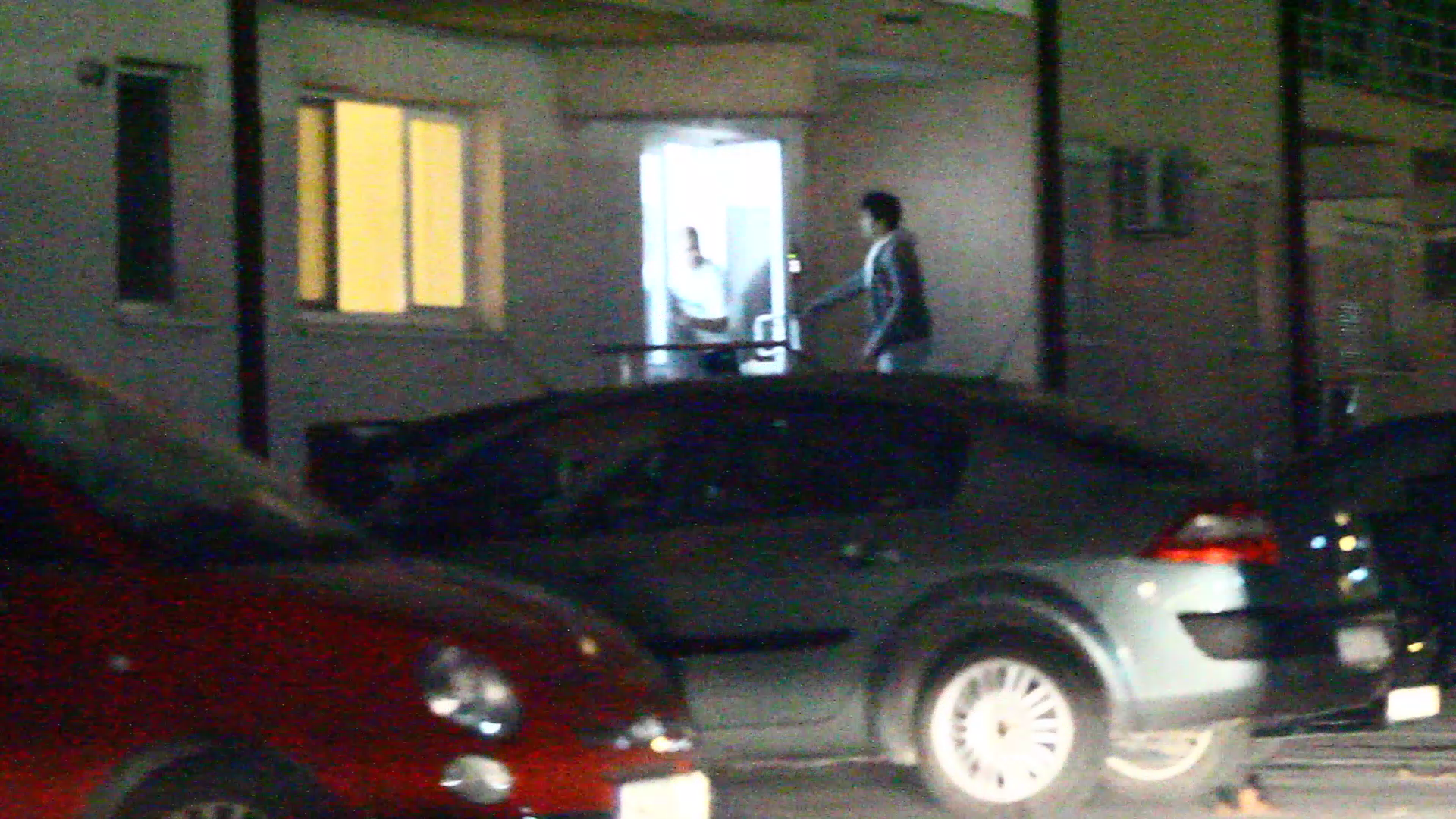 Cornel intra imediat in casa