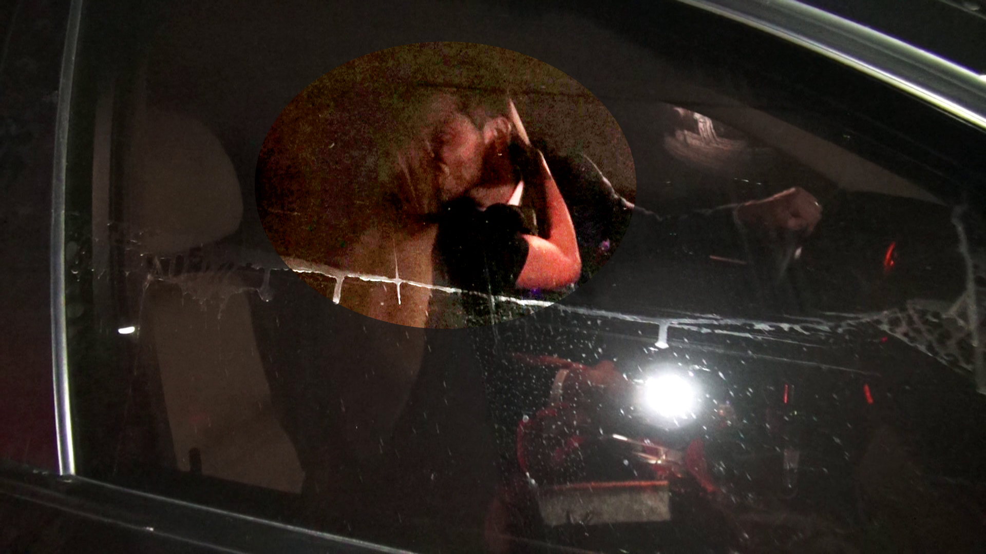 Bianca si Victor se saruta in masina
