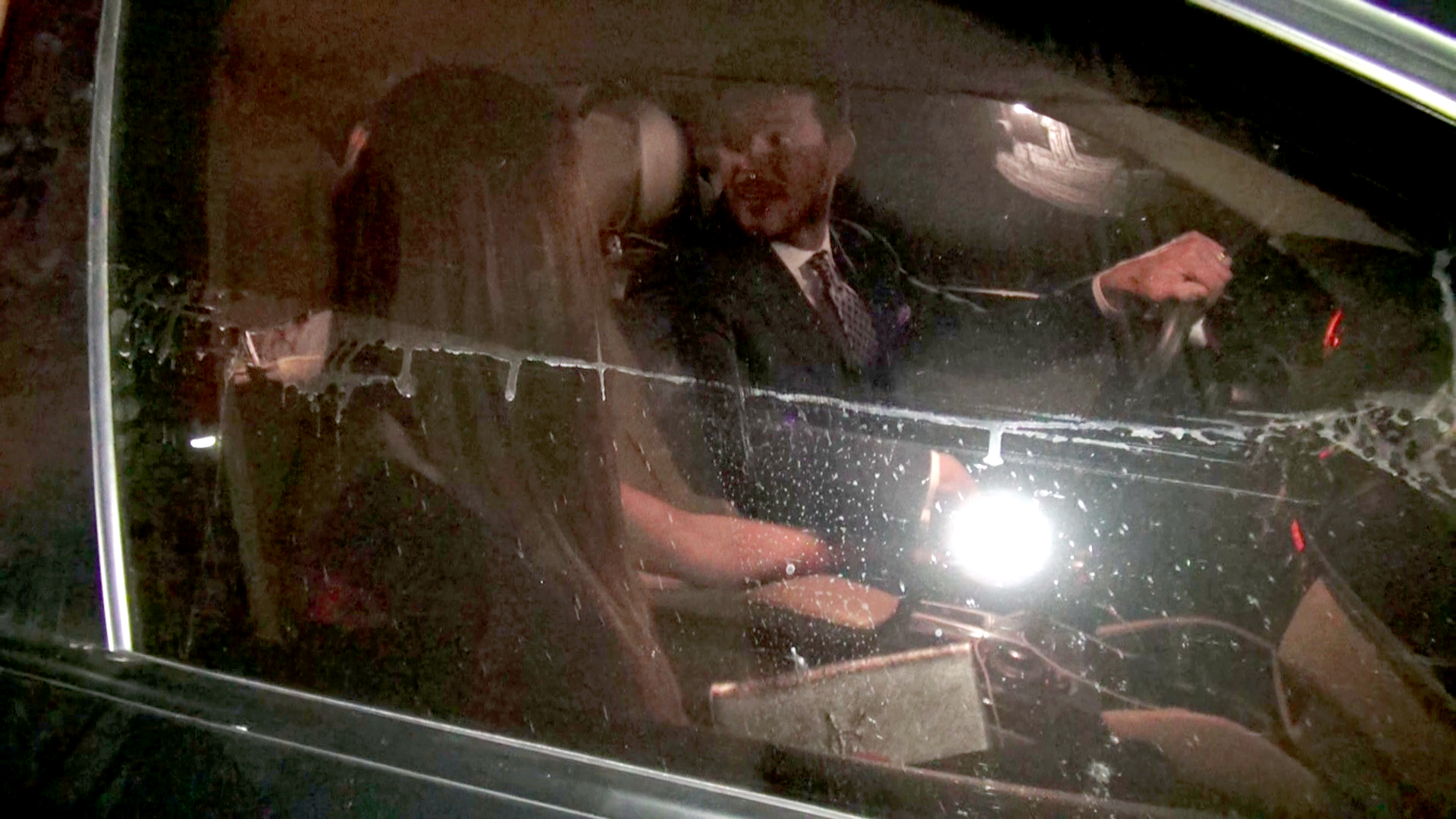 Prezentatorul tv nu o scapa din mana