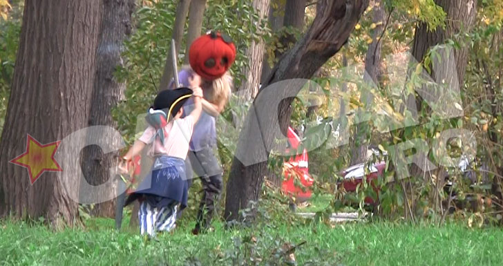 Pe rand, mama si fiul si-au pus tot felul de accesorii, pregatindu-se pentru Halloween