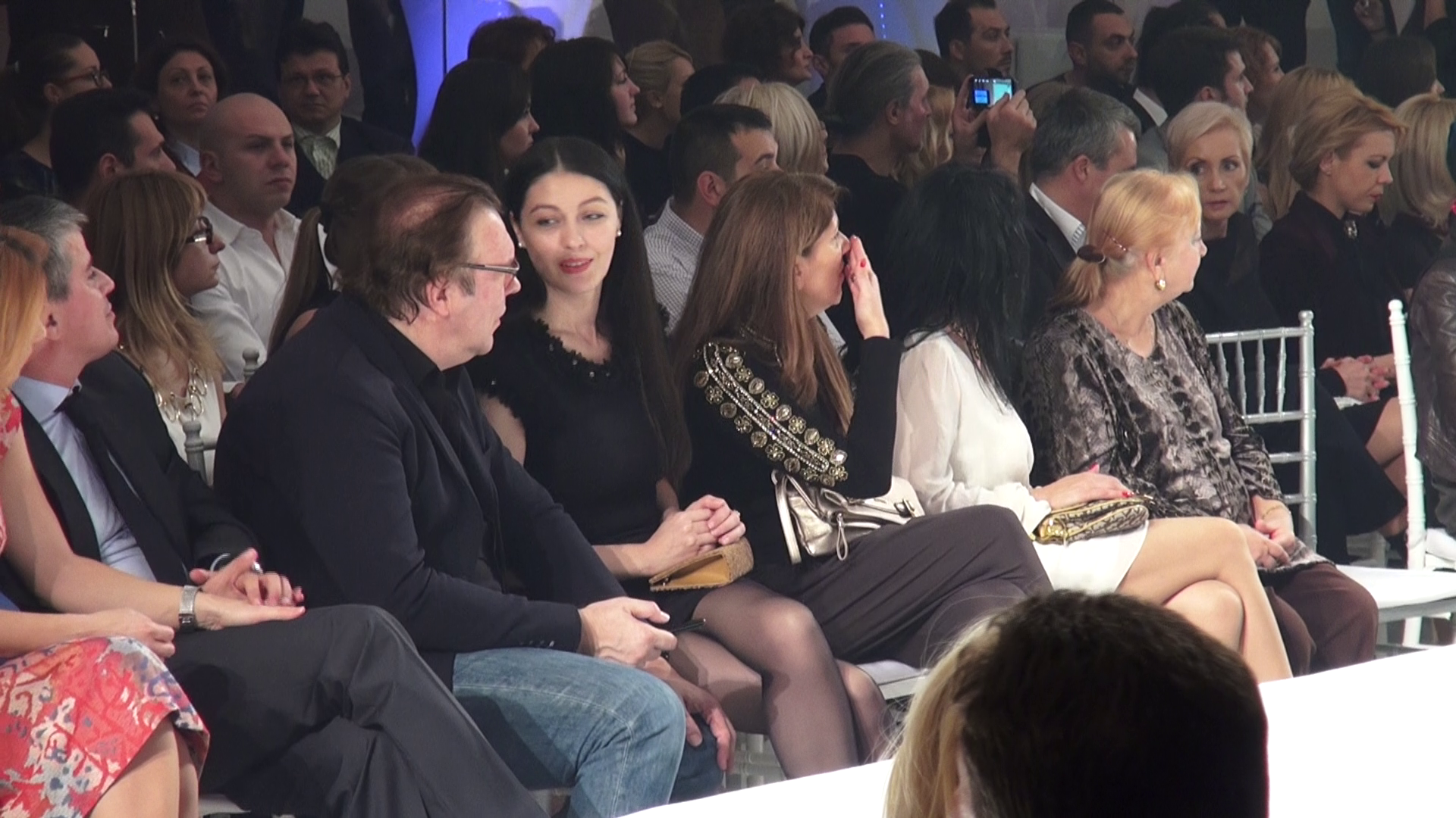 Din cand in cand Cotabila se intretinea cu femeia de langa el