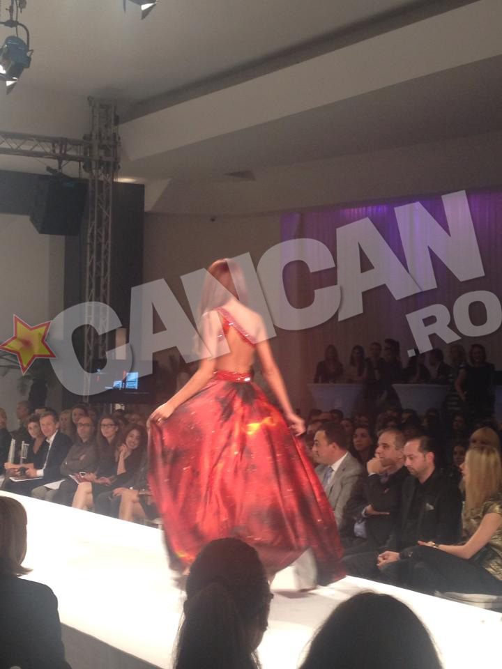 Roşcata a purtat o rochie cu vedere la spate, extrem de sexy. Ea a încercat să-şi acopere picioarele, căci în urmă cu două săptămâni s-a operat la ambele picioare