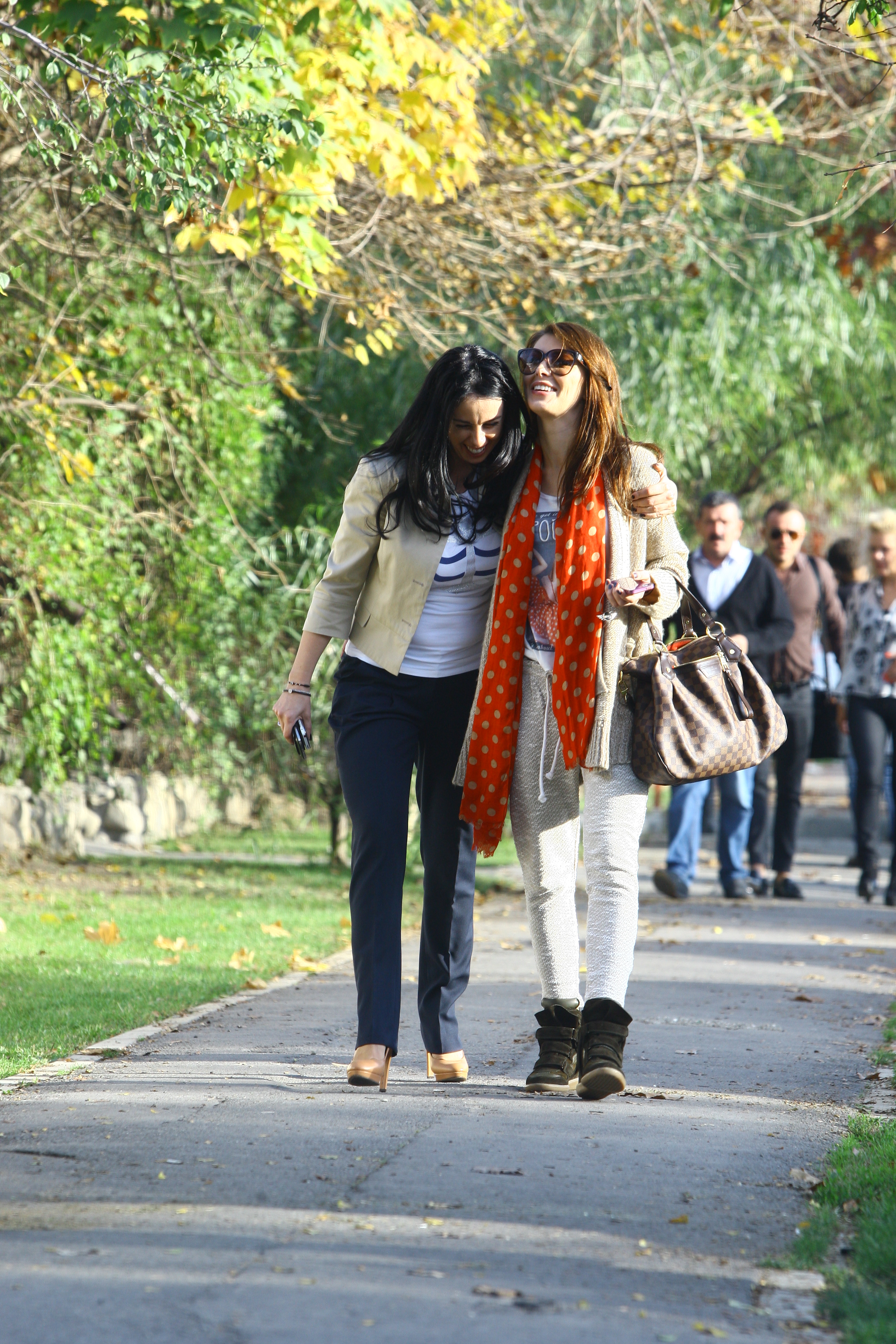 Ilinca si bruneta se amuza copios