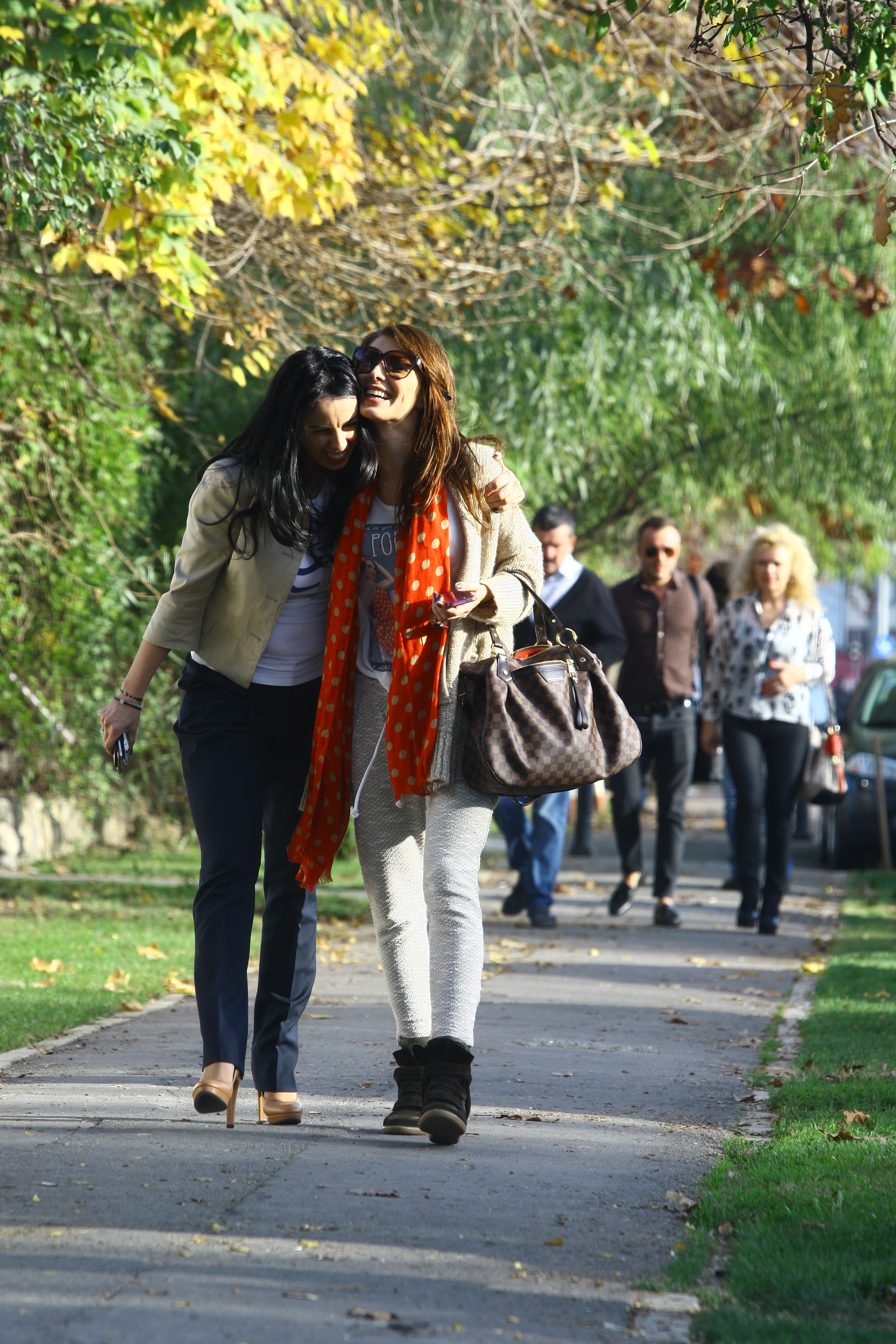 Vandici isi ia prietena in brate si rad cu pofta