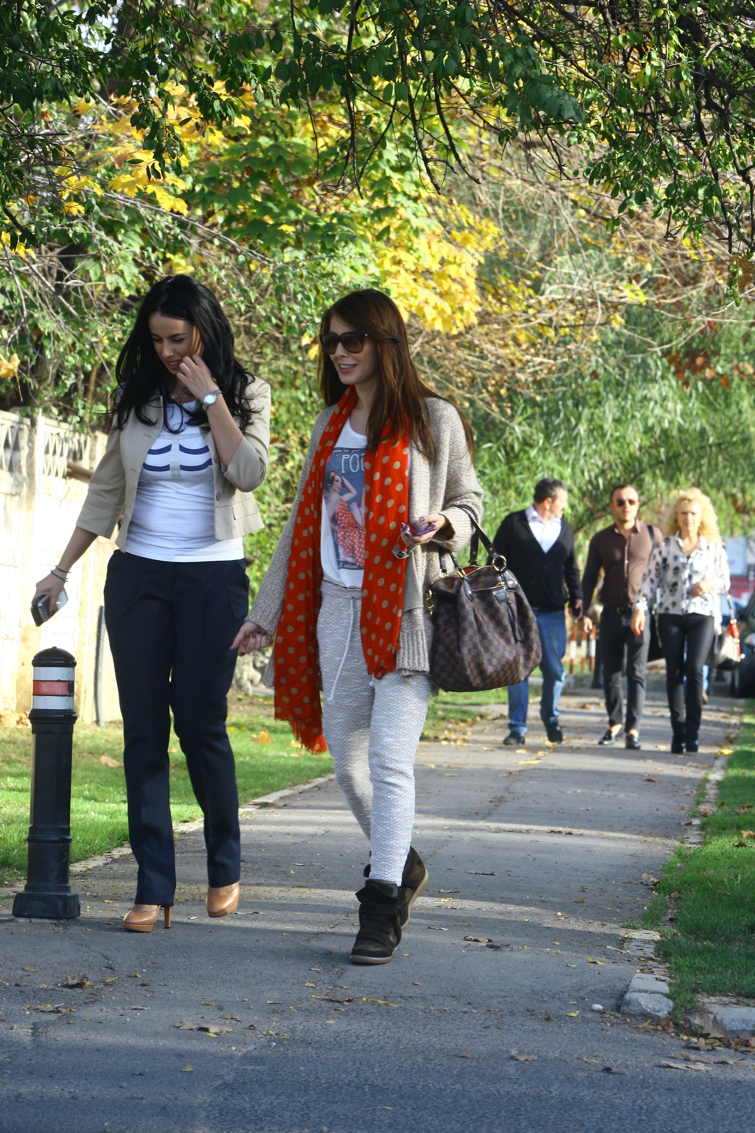 Tinerele se bucura de vremea inca frumoasa de afara