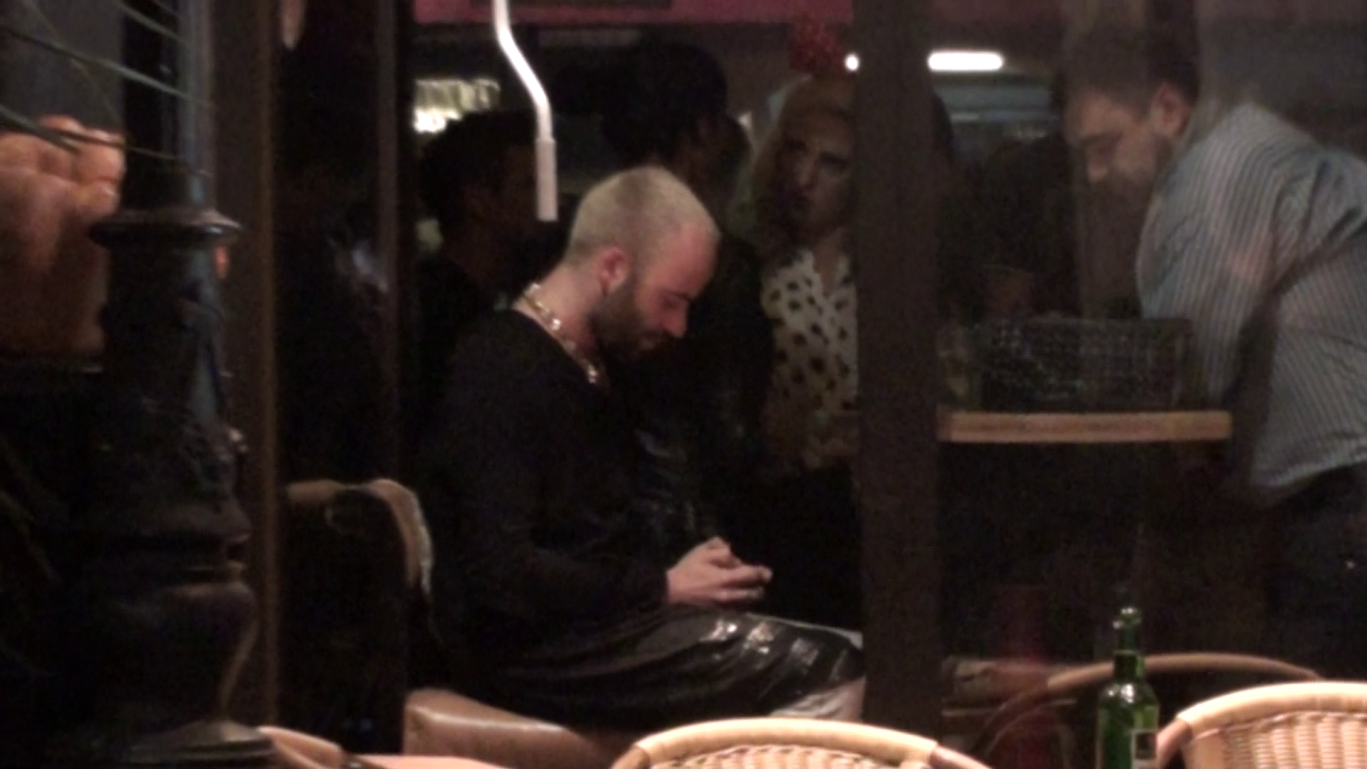 Matteo a venit la o petrecere mondena, dar a stat retras