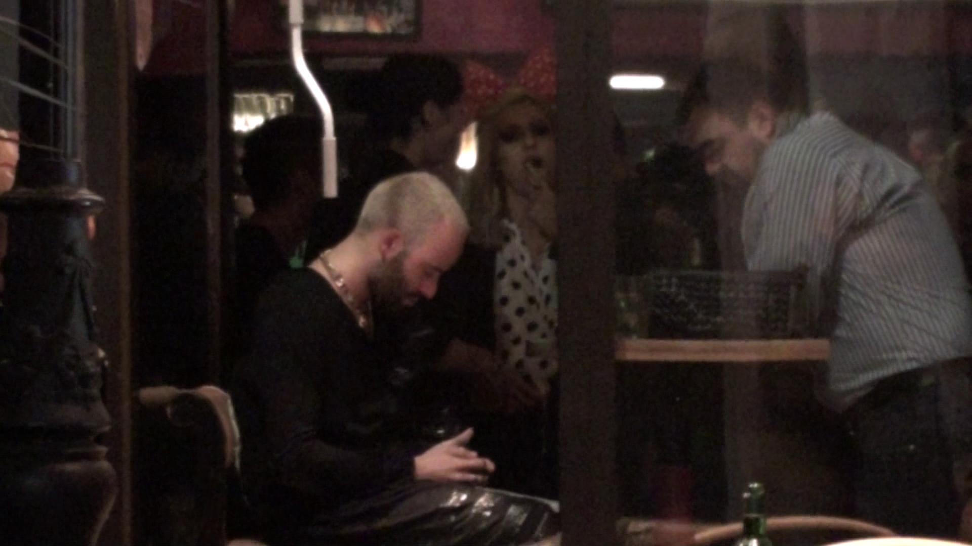 Preocupat cu telefonul, Matteo nu le-a observat pe domnisoarele din jur