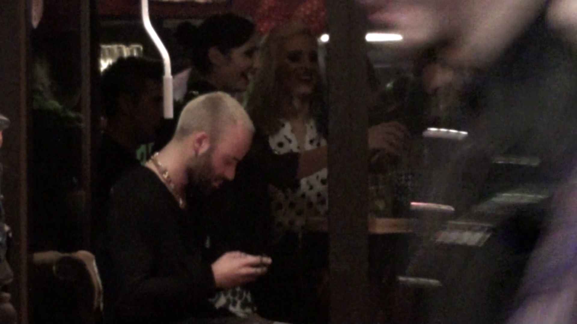 Efortul fetelor de a-i atrage atentia au fost zadarnice