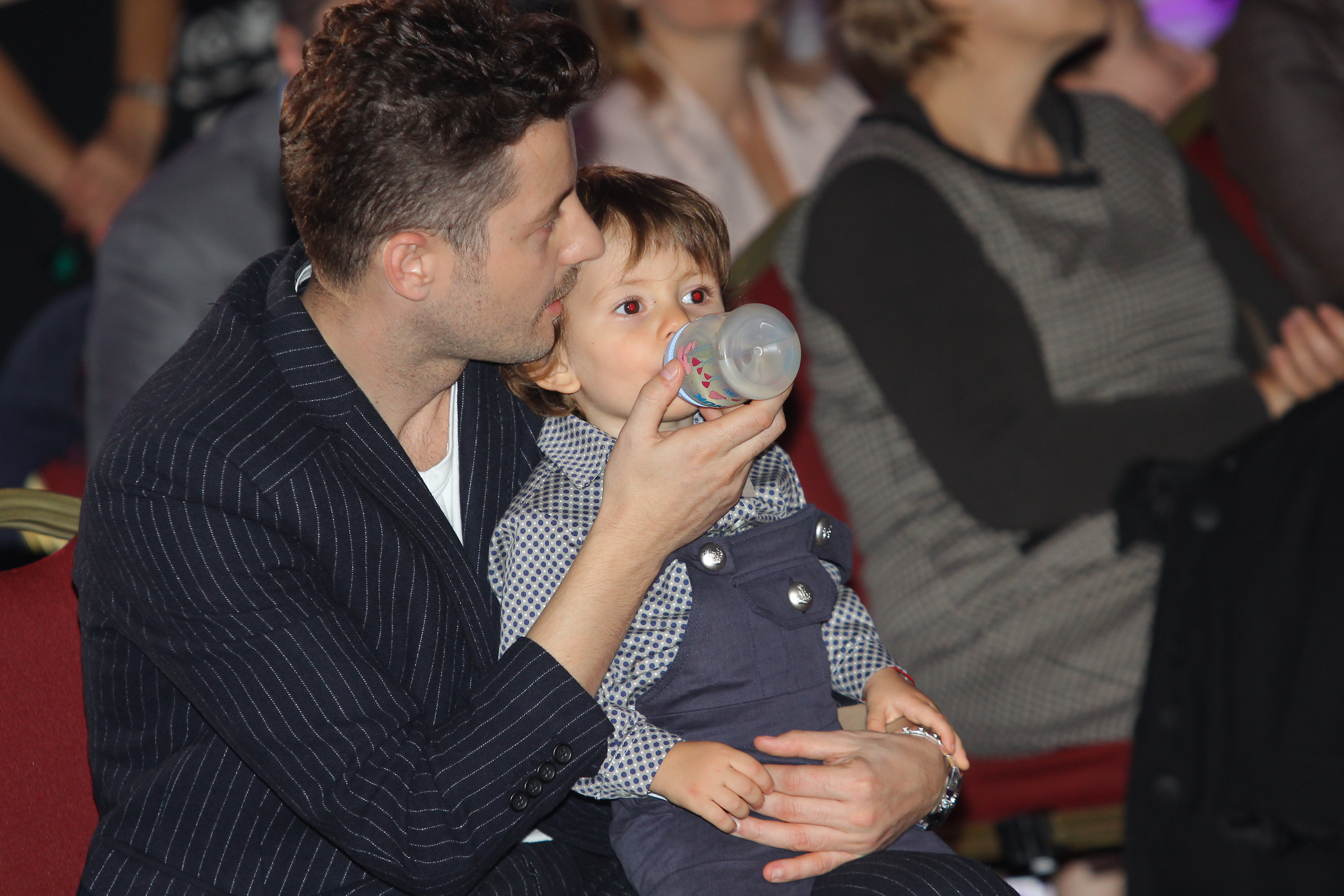 Artistul ii da sa manance fiului sau