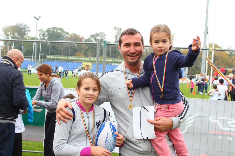 Alin este extrem de mandru de fiicele sale