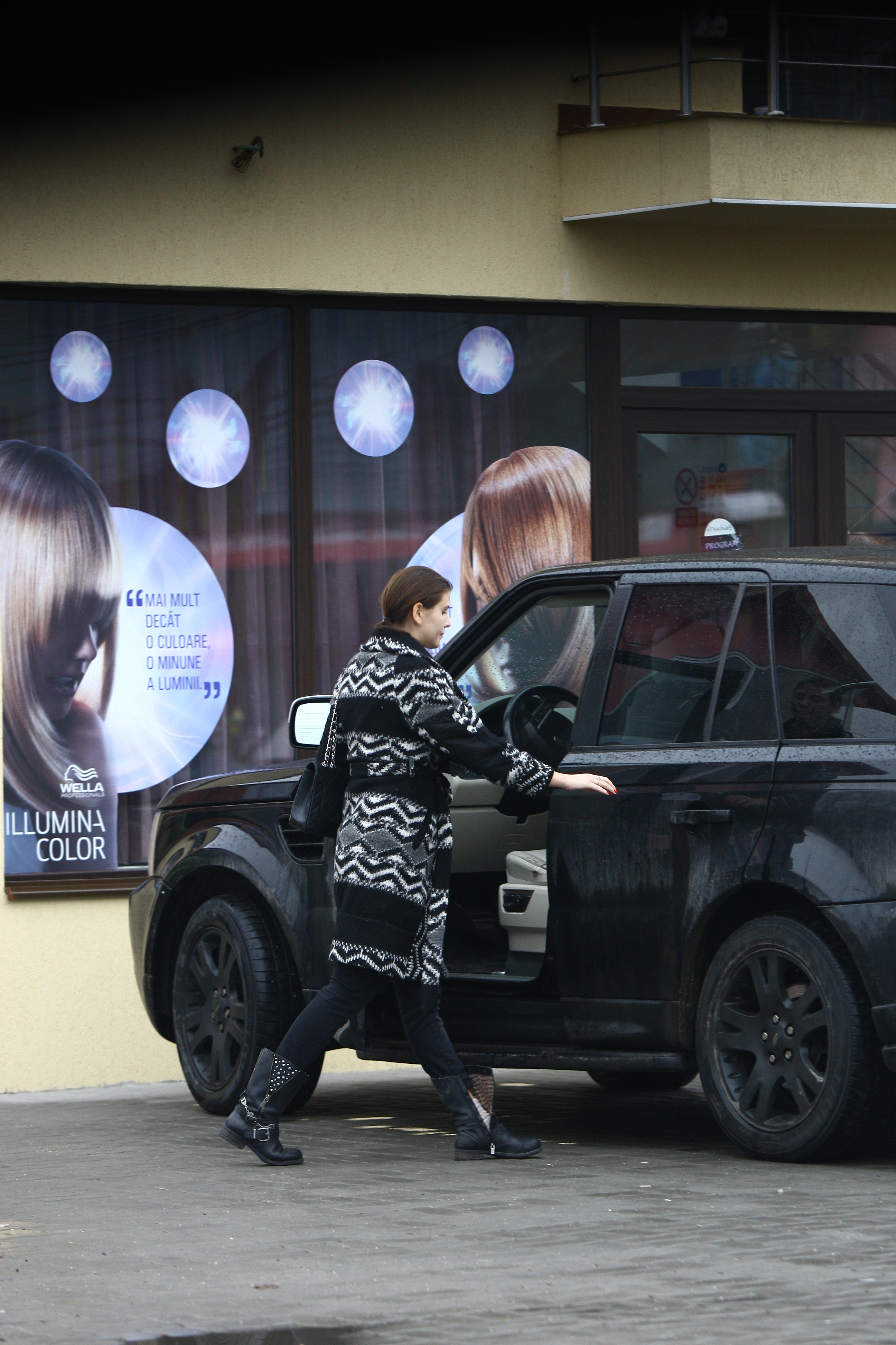 Desi s-a operat de cateva zile, fotomodelul se incapataneaza sa conduca