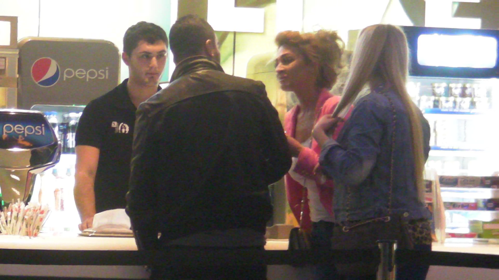 Gentleman din fire, Yusuf a platit biletul la film pentru ambele domnisoare