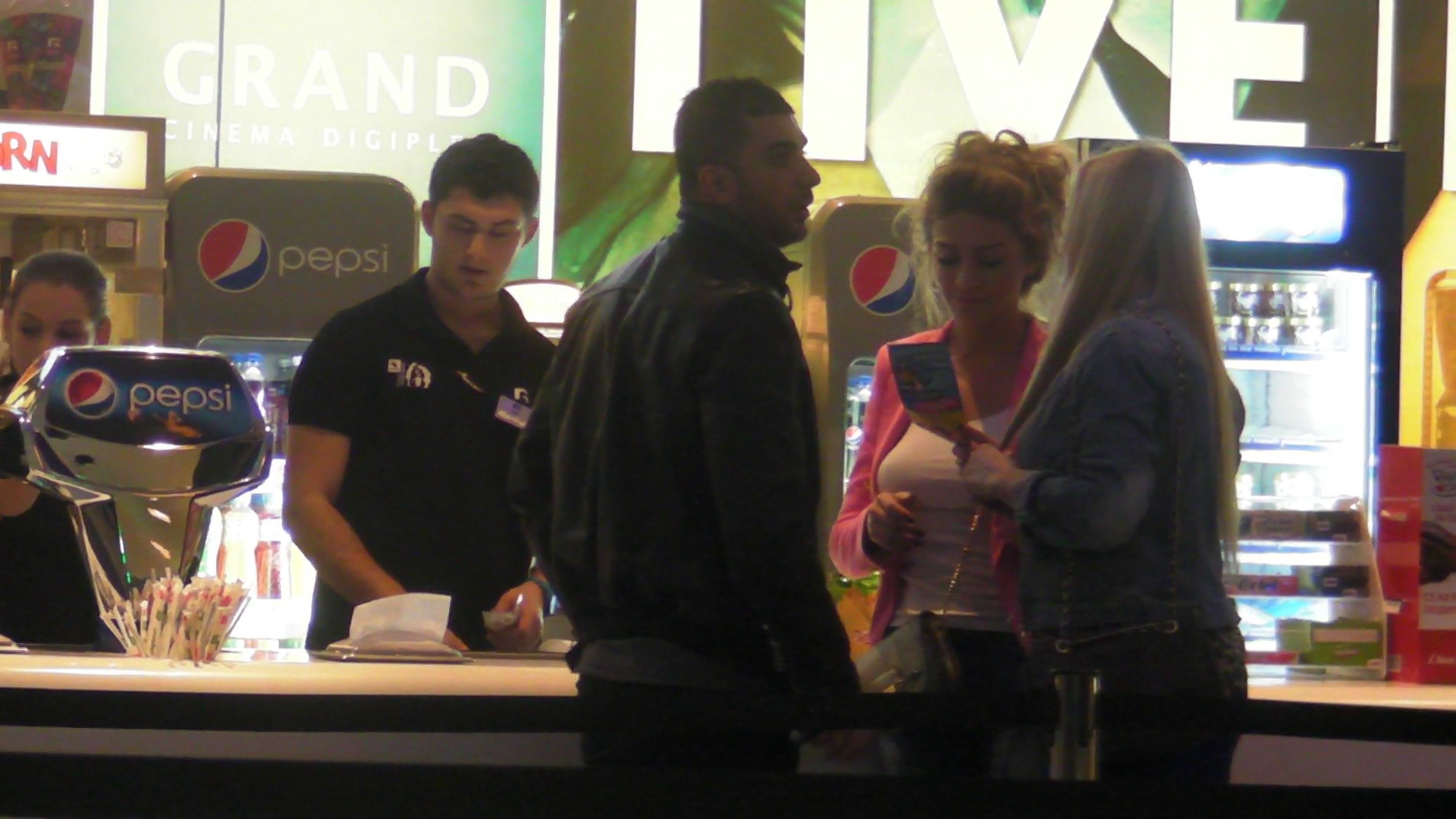 Yusuf a iesit la mall cu doua domnisoare