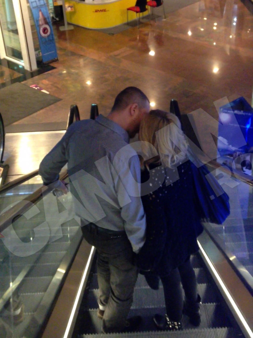 Razvan i-a furat un sarut Simonei si pe scara rulanta