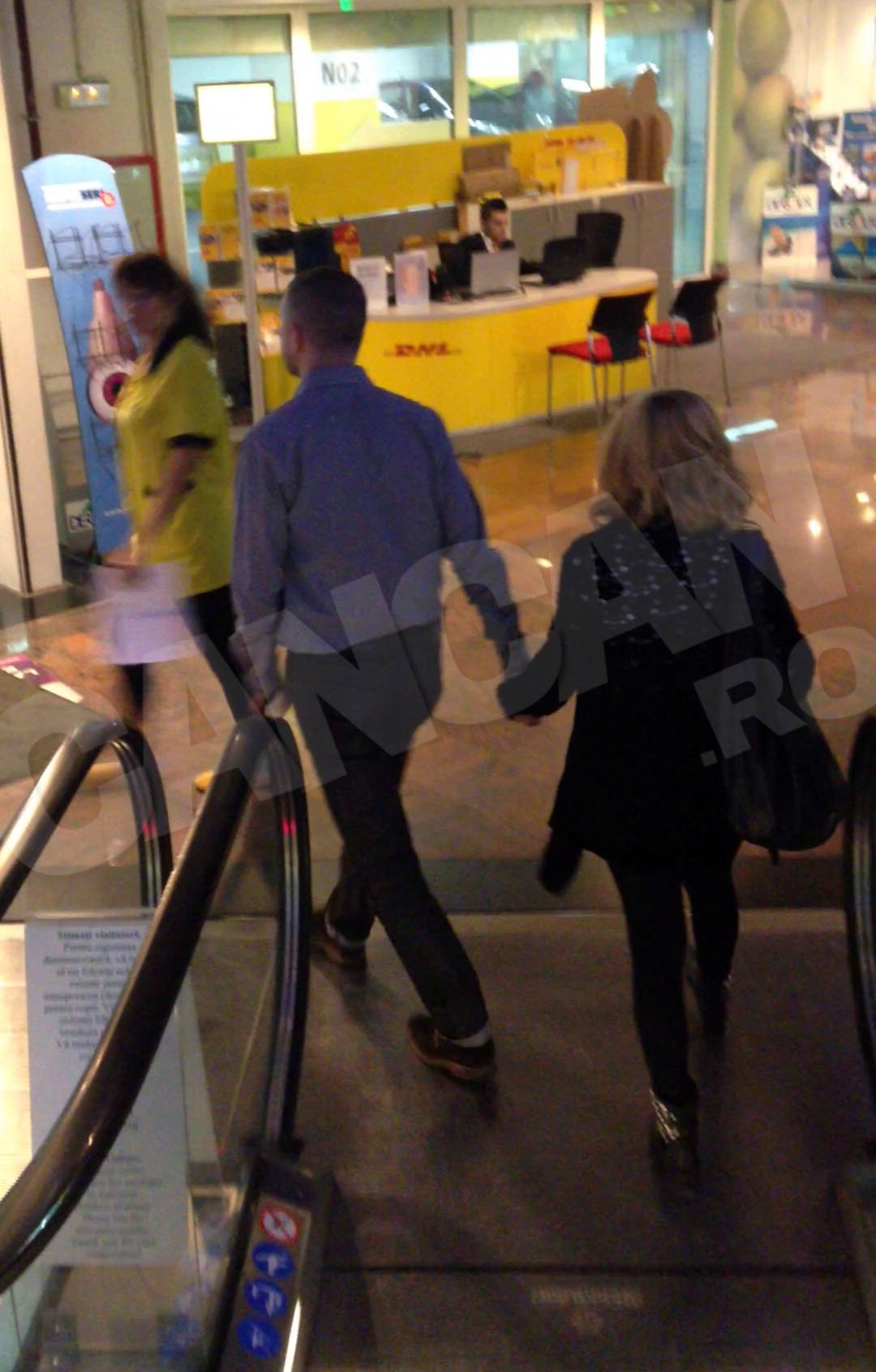 Blonda si iubitul ei au mers la film, dupa o zi obositoare la munca