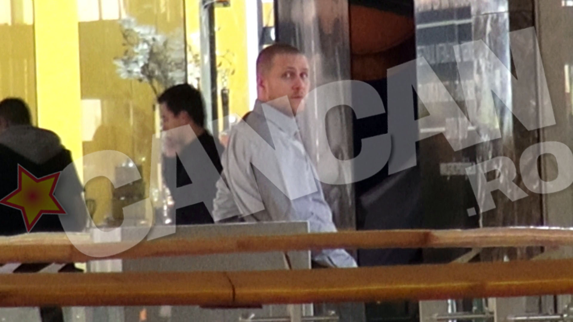 Razvan a asteptat-o rabdator pe Simona sa se plimbe prin magazine