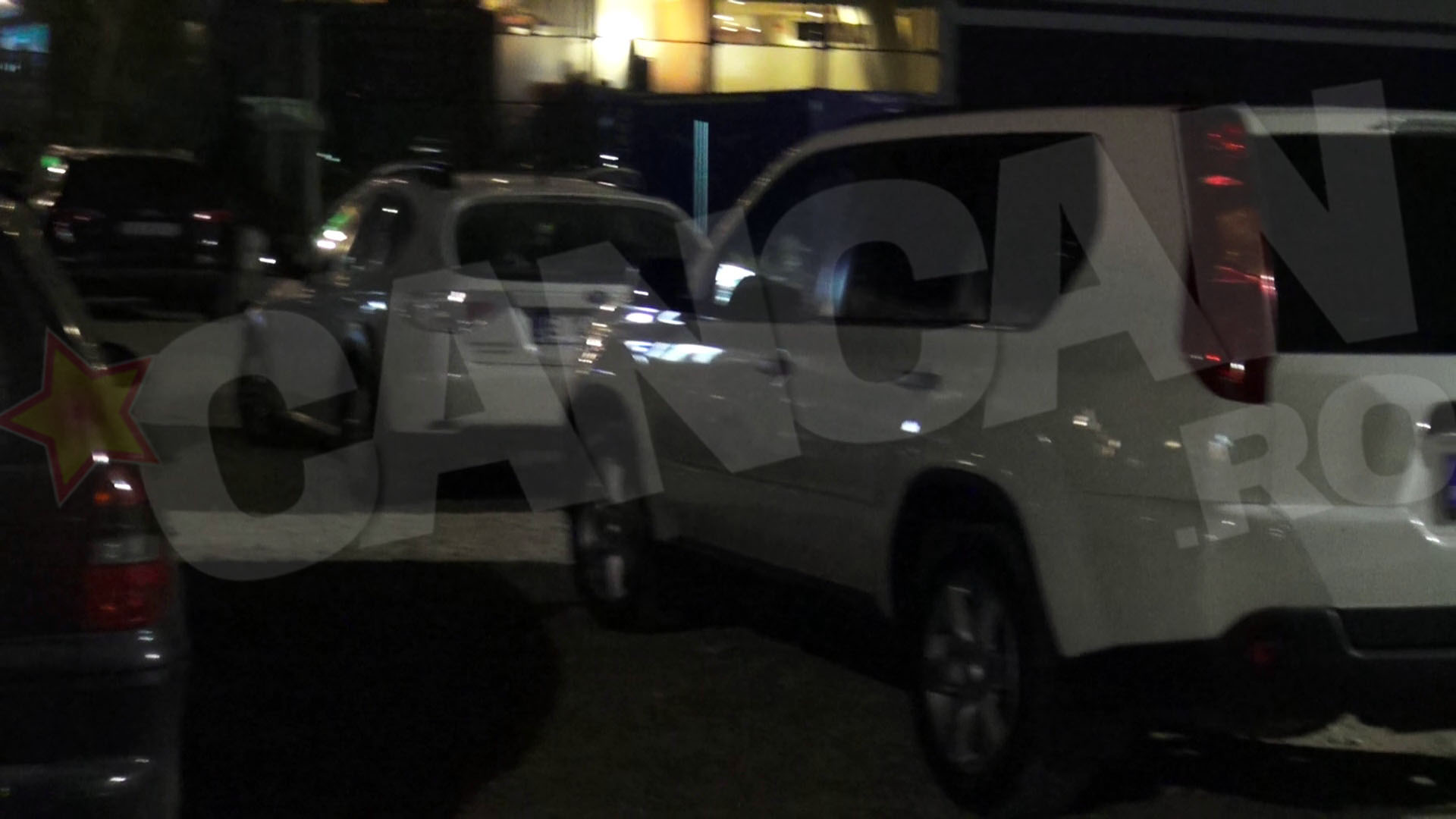 SI-au lasat masinile una langa alta, in parcarea mall-ului