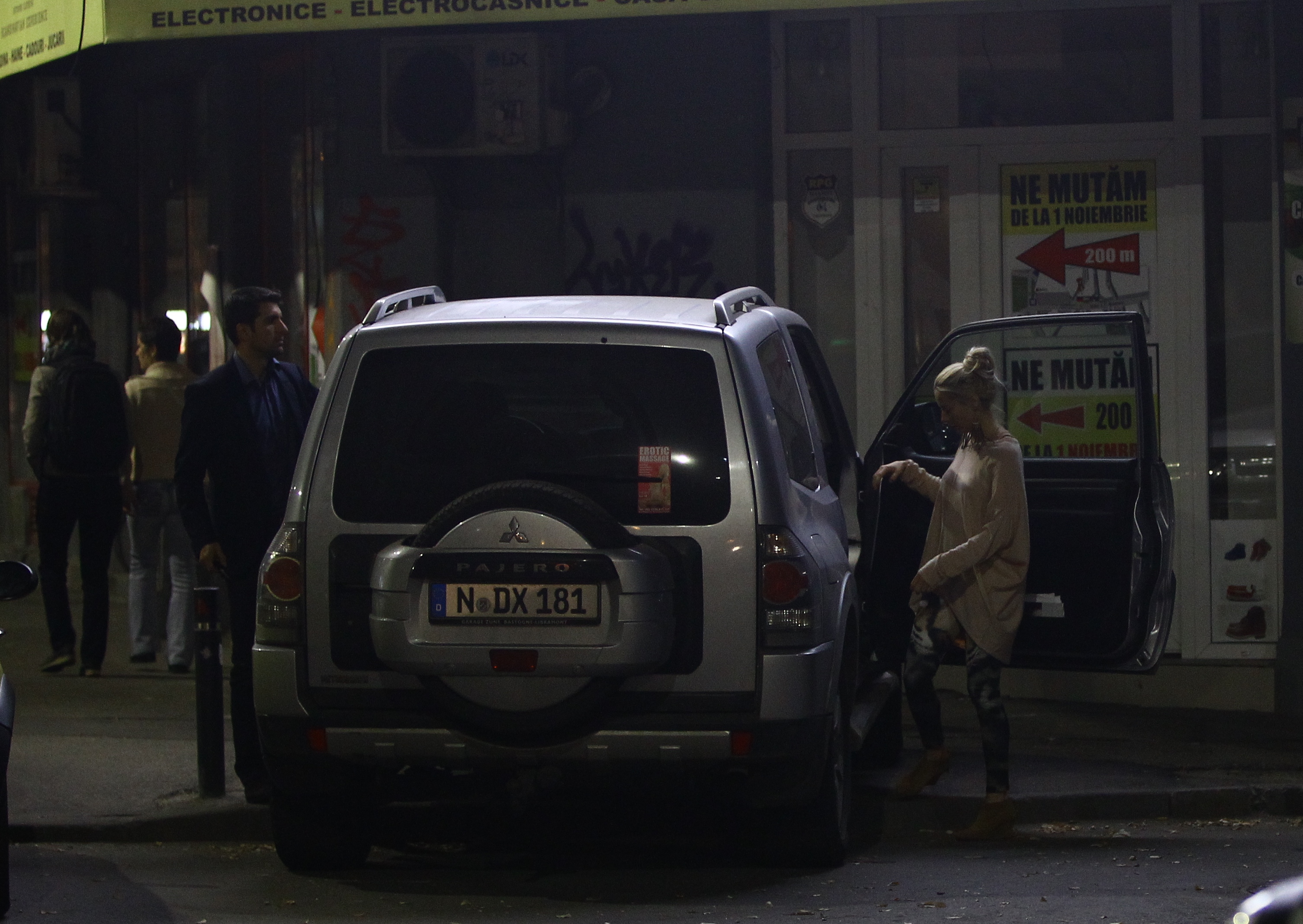 Laura si-a lasat cainele patru ore in masina ca sa vada un film cu iubitul