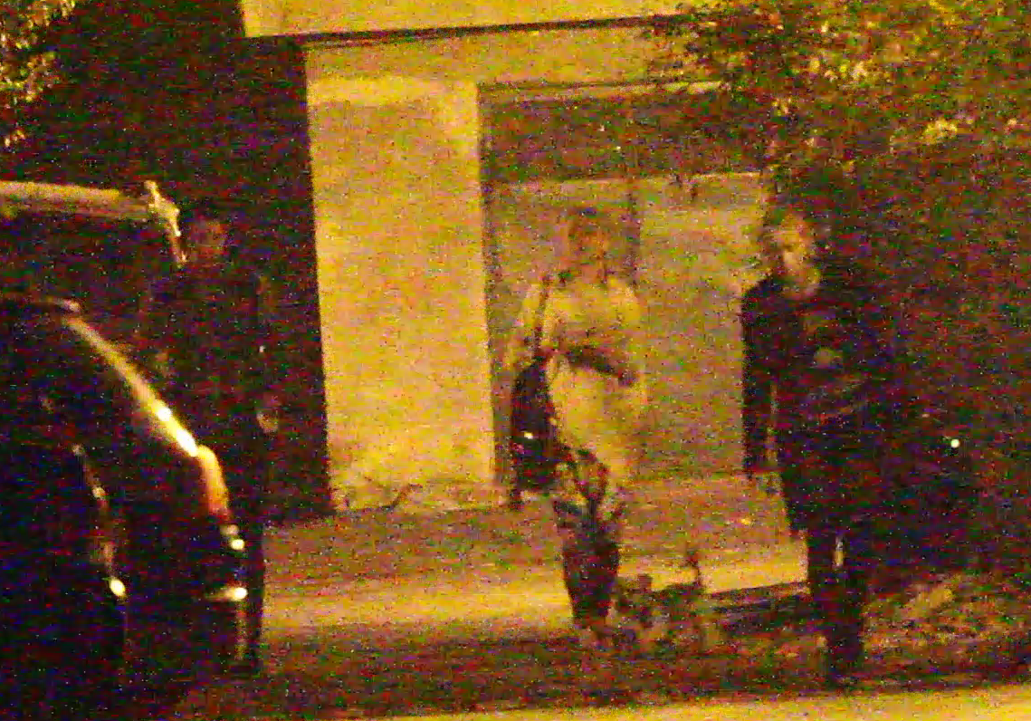 Laura si-a lasat catelul in grija iubitului, ca sa ii faca plimbarea de seara.