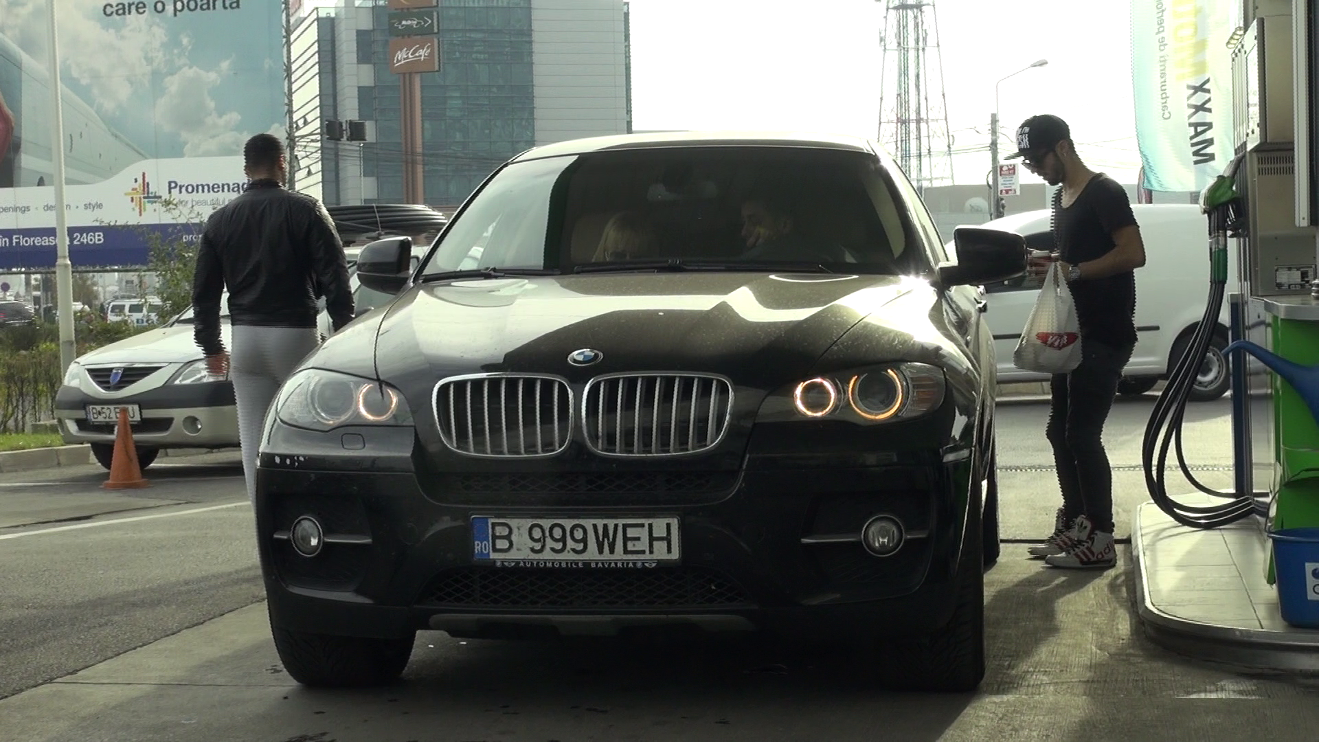 Dansatorii Andei si-au facut aprovizionarea pentru drum din benzinarie