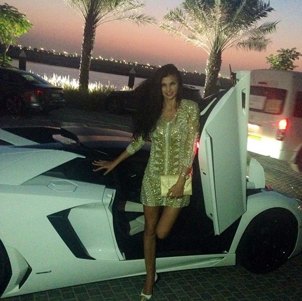 Ramona pare sa fi renuntat definitiv la hainele de doliu, imbracand din nou tinute sexy