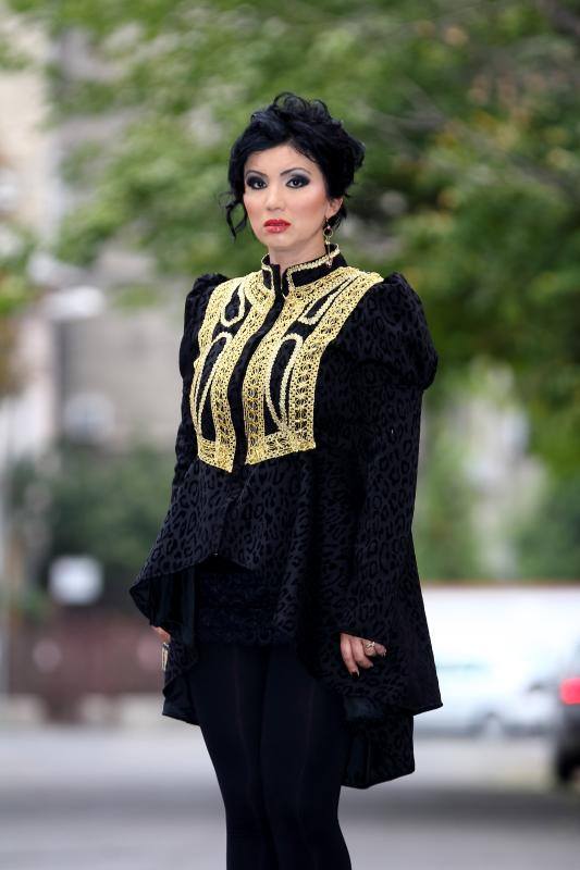 Bruneta isi doreste sa creeze haine pentru toate tipurile de femei