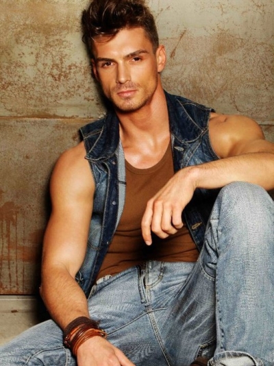 Bogdan Vladau pare irezistibil in fata farmecelor femeilor