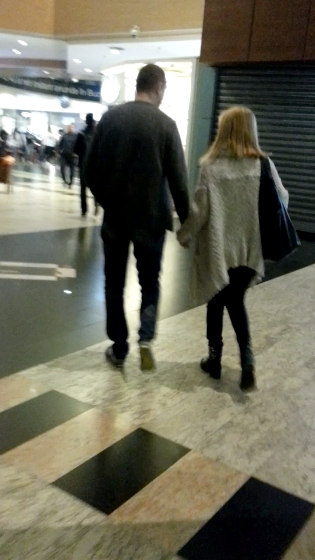 Cei doi s-au plimbat numai tinandu-se de mana