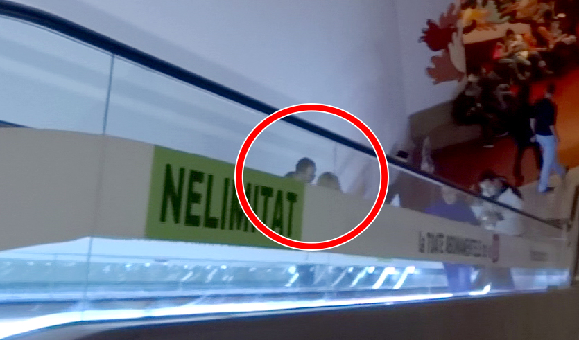 Razvan a sarutat-o pe Simona, pe scari