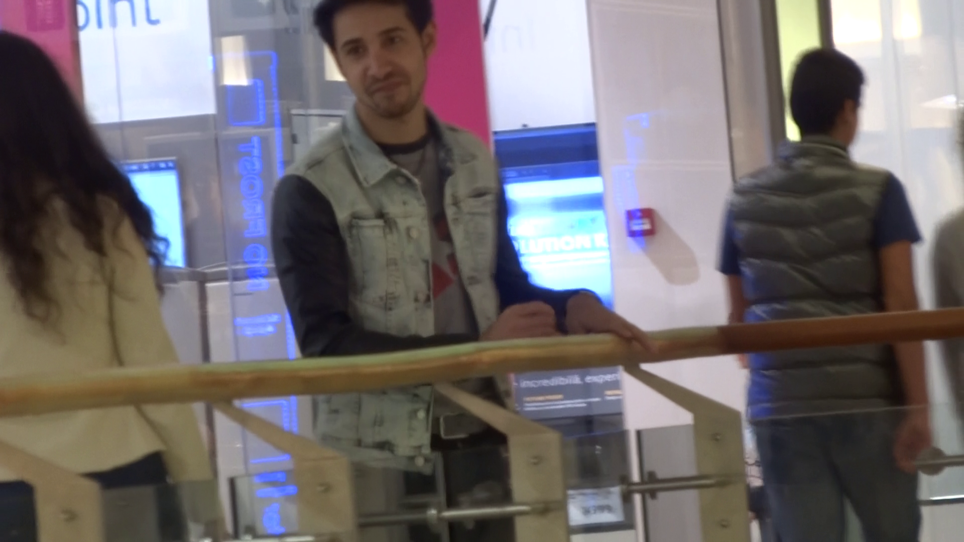 Cantaretul isi asteapta iubita sa iasa din toaleta centrului comercial