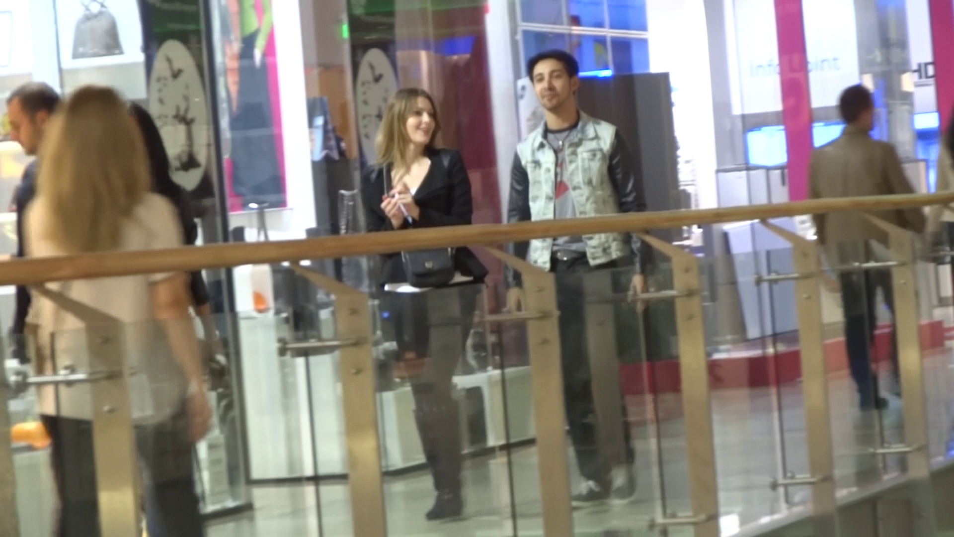 Dupa ce tanara isi face aparitia cei doi isi continua drumul