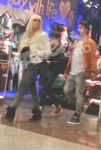 Raluca, impreuna cu iubitul si fiul ei, au colindat magazinele