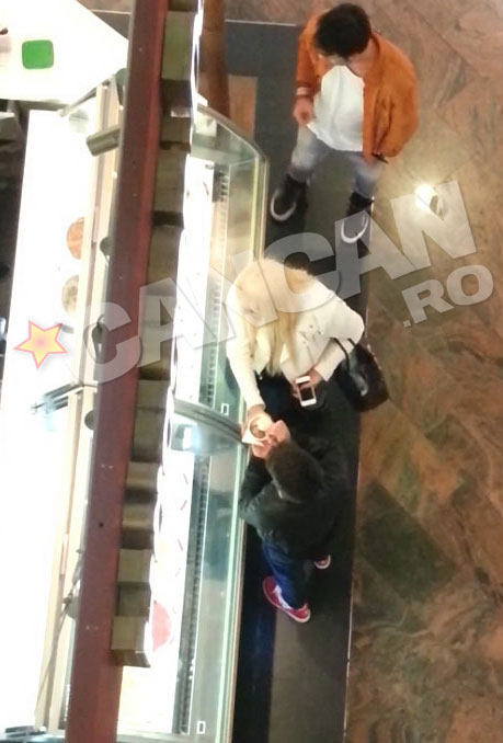 Chiar daca i-a luat celui mic inghetata, afacerista a reusit sa se abtina si a luat doar o lingurita din cupa plina