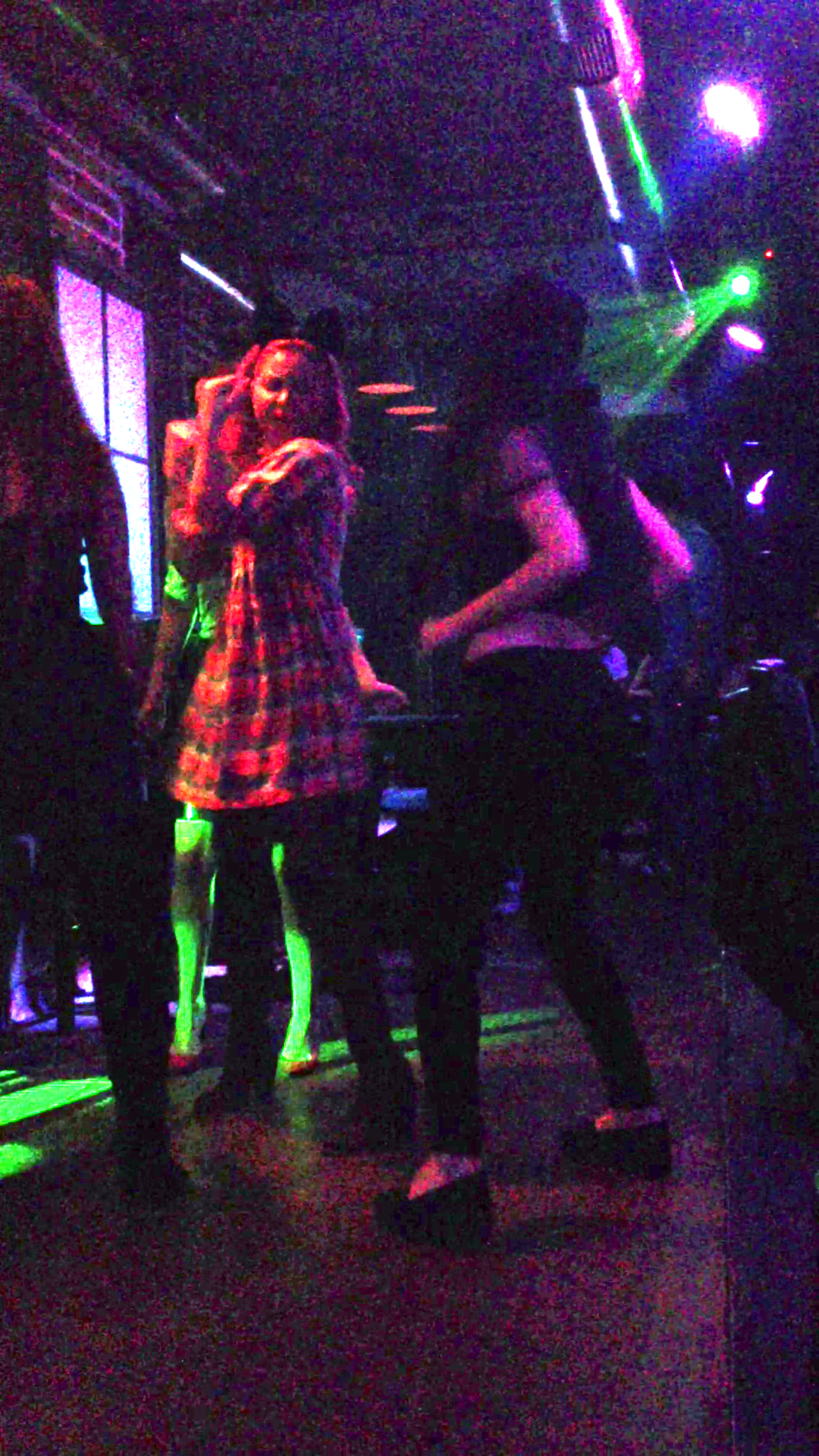 Alessia si prietena ei incep sa danseze ca un cuplu