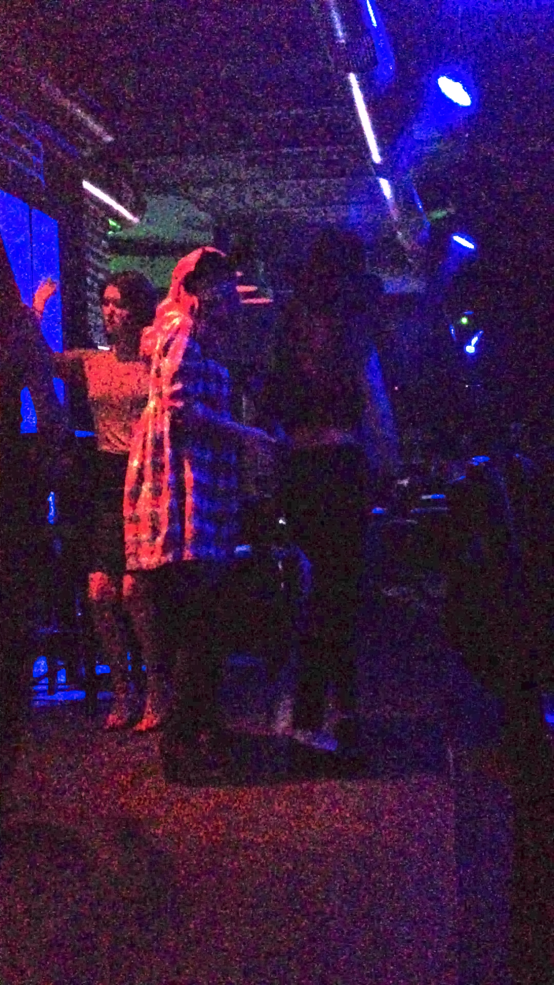 Artista isi pipaie prietena