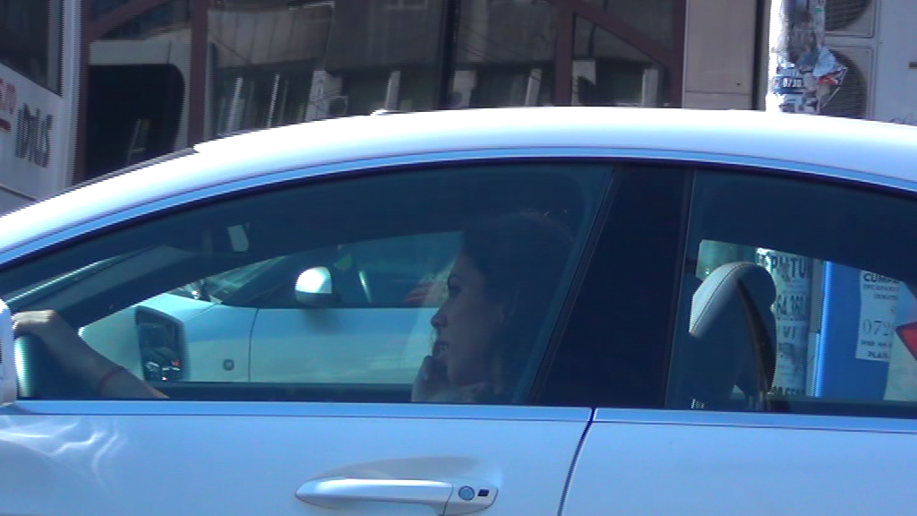 Sotia lui Pepe nu s-a dezlipit de telefonul mobil pe tot parcursul drumului