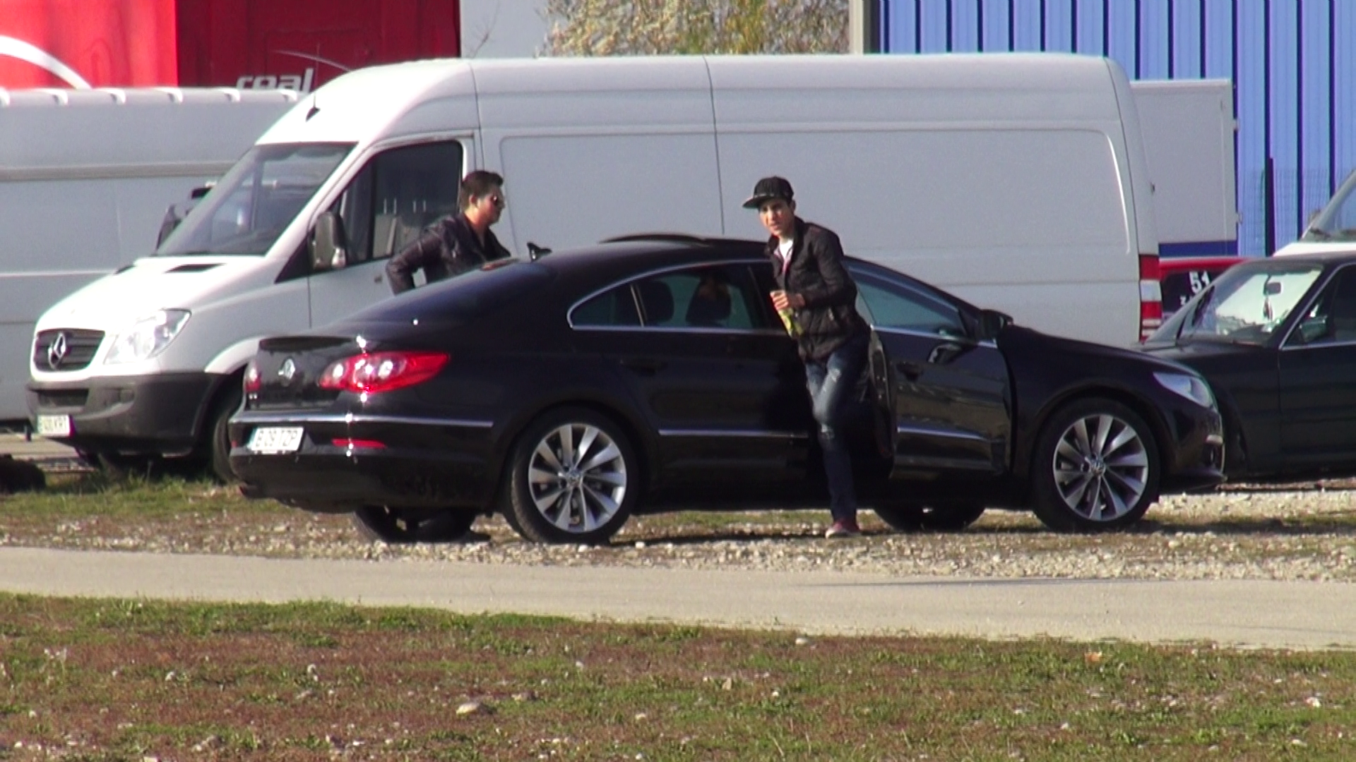 Tanarul ajunge la pista alaturi de prietenul sau