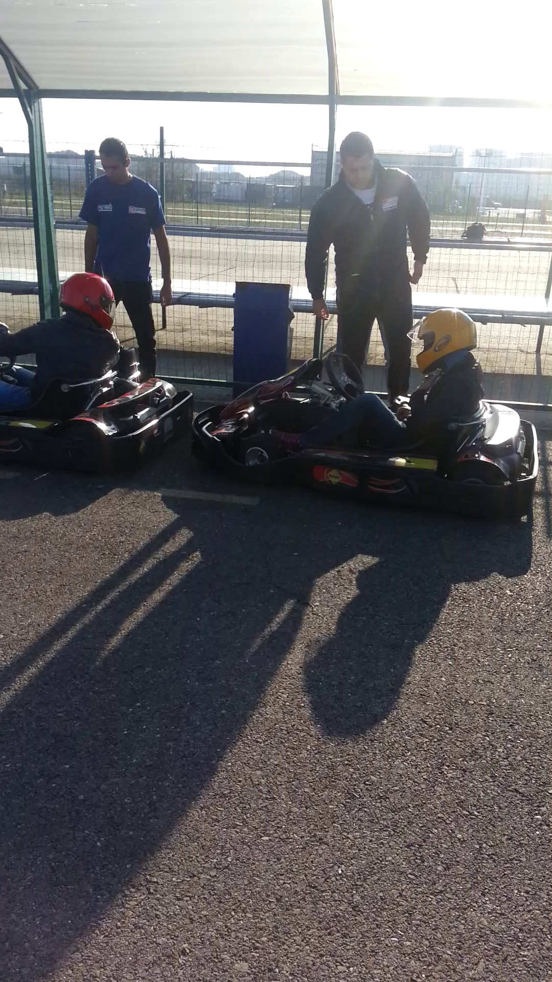 Cei doi se pregatesc sa se intreaca pe pista