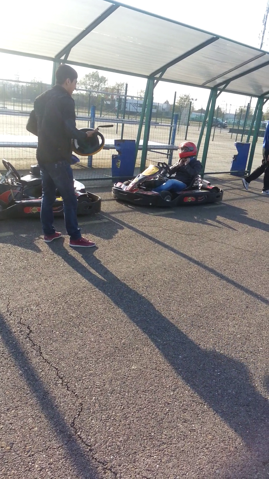 Desi nu are permis de conducere, Babi a iesit inaintea impresarului sau