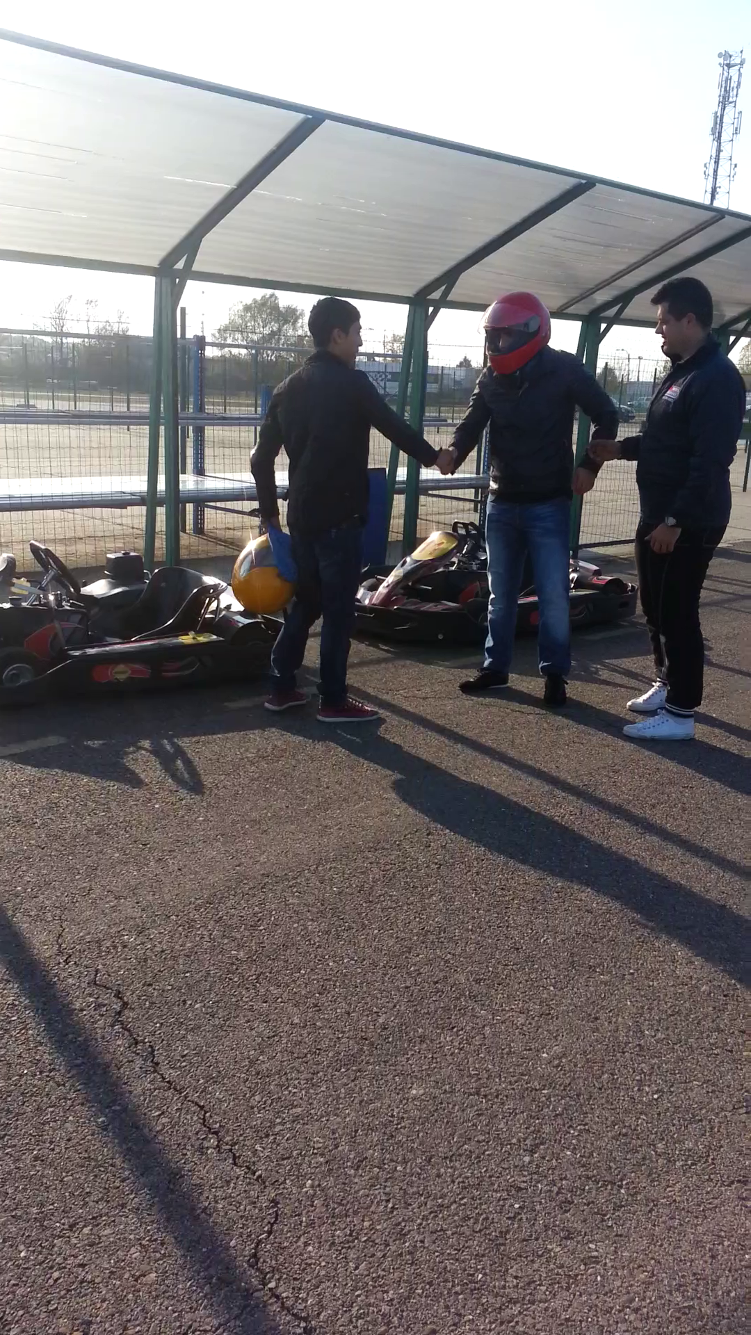 Cei doi strang mana ca dupa orice competitie