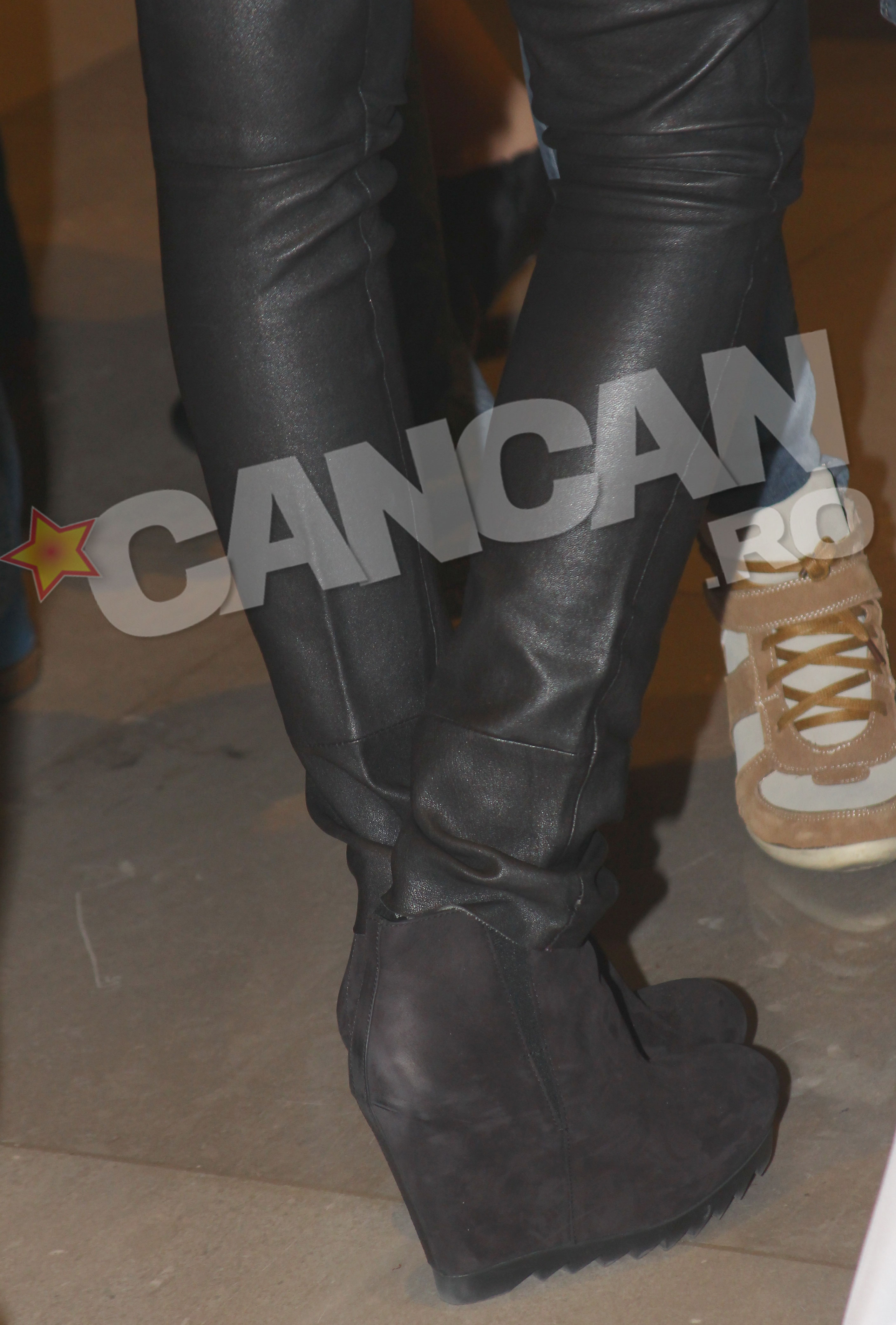 Botinele prezentatoarei TV erau unele nepotrivite evenimentului