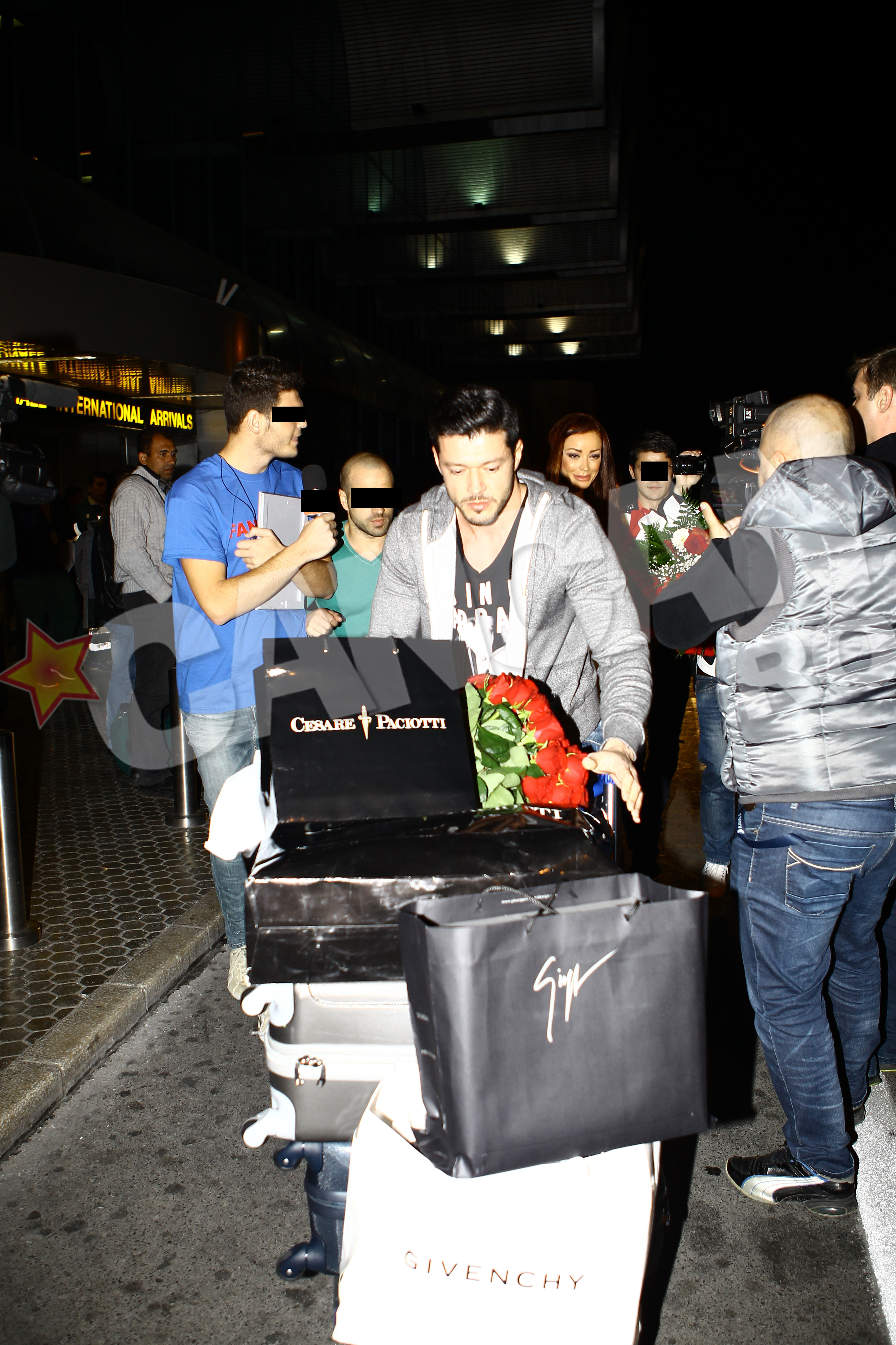 Bianca Dragusanu a fost asteptata de sotul ei la aeroport. Victor Slav a ajutat-o sa care bagajele la masina
