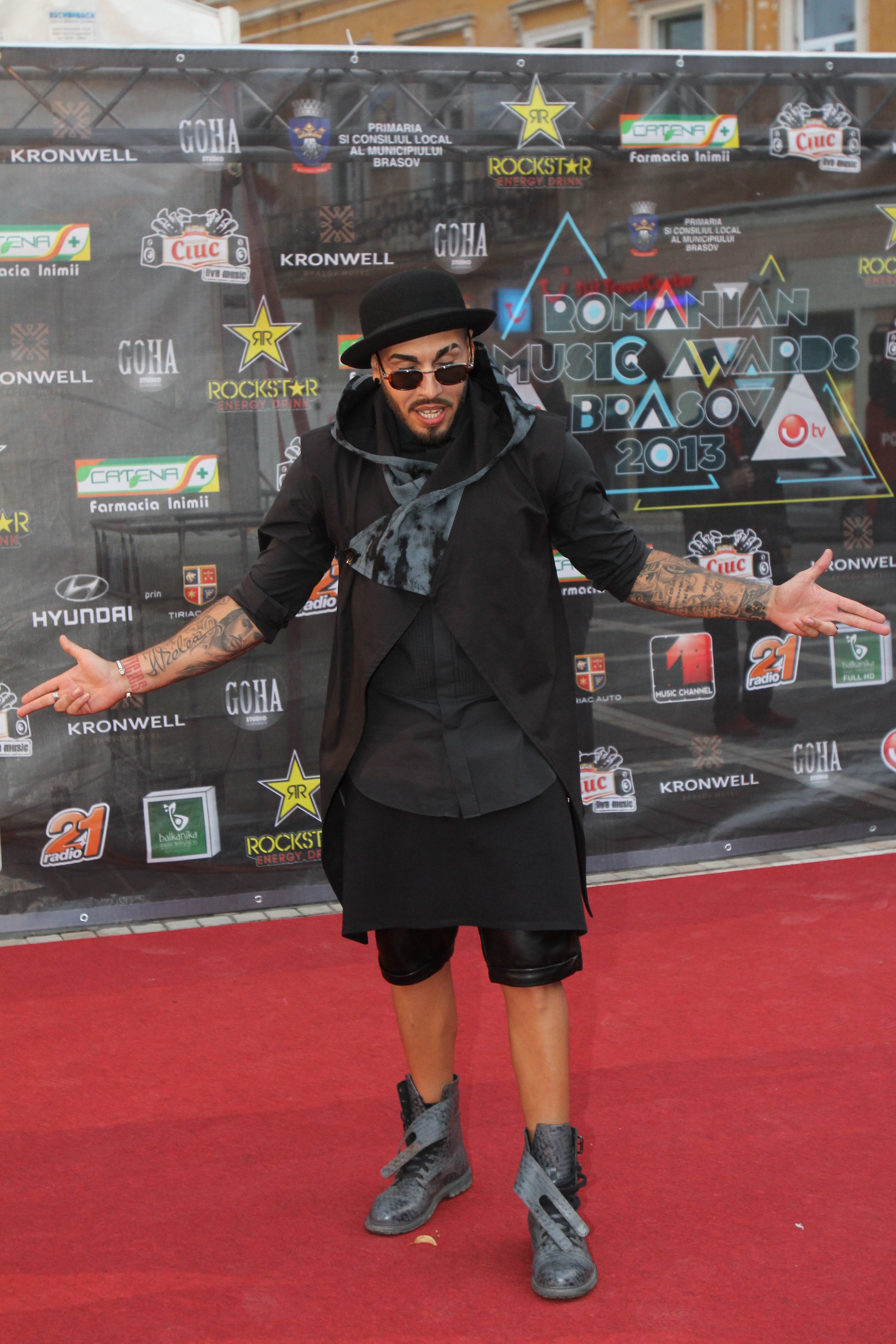 Alex si-a obisnuit deja publicul cu o astfel de tinuta, iar fanii sai au inceput sa se imbrace la fel