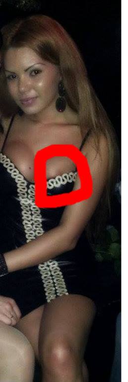 Madalinei i-a scapat din greseala un san din rochie