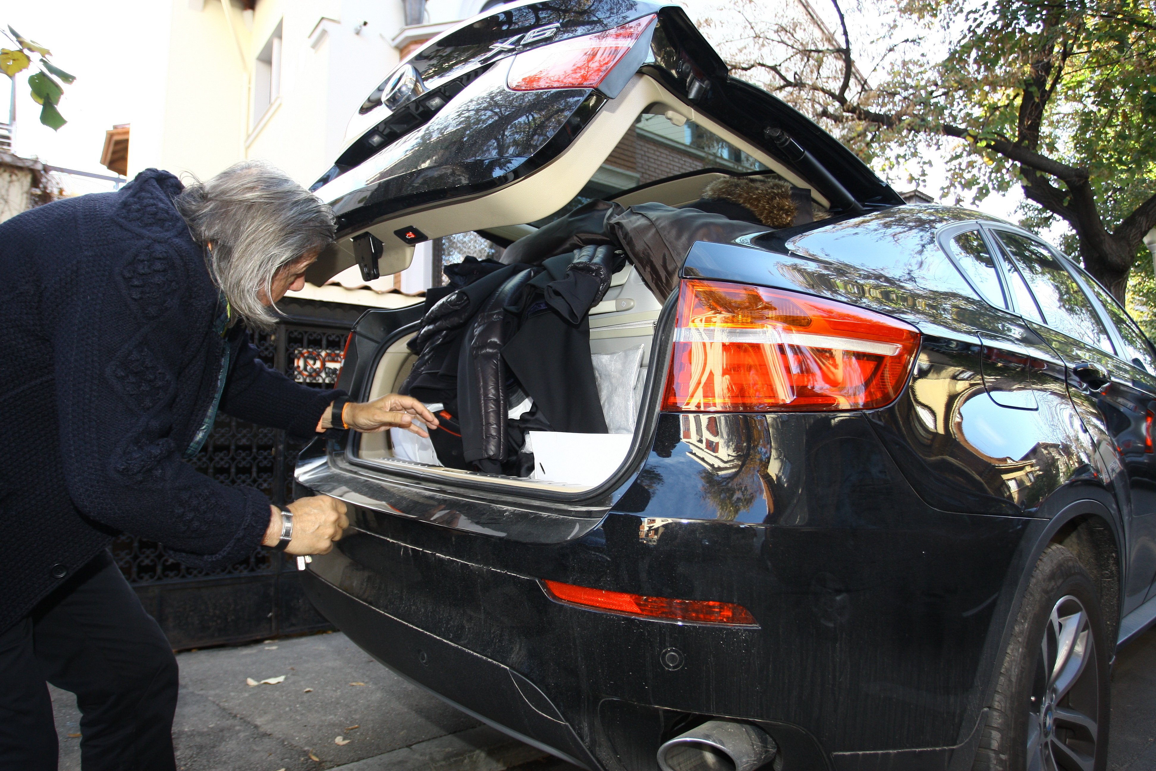 Fostul tenismen s-a chinuit minute in sir sa inchida usa portbagajului