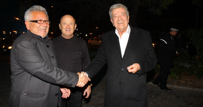 Dichi a preferat sa stea afara pentru a fuma linistit