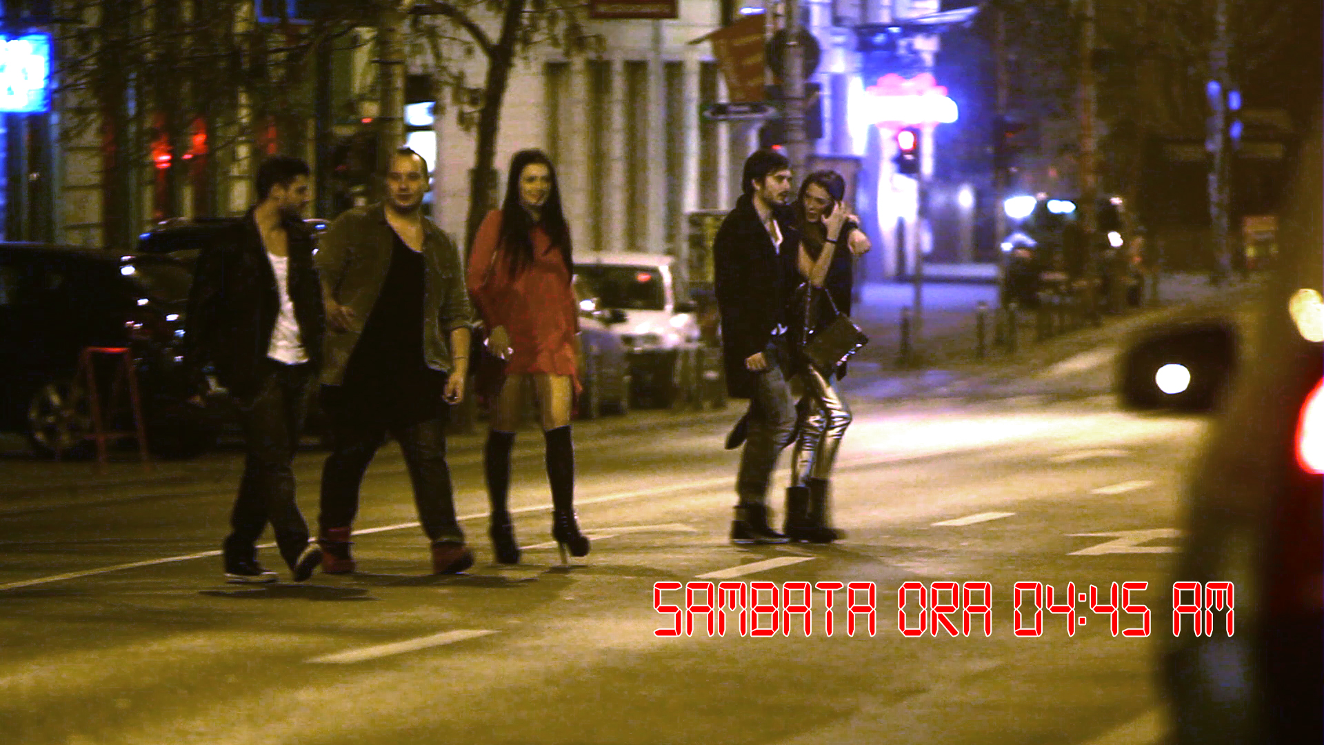 Dupa mai bine de o ora, gasca se indreapta catre un alt club pentru a continua distractia